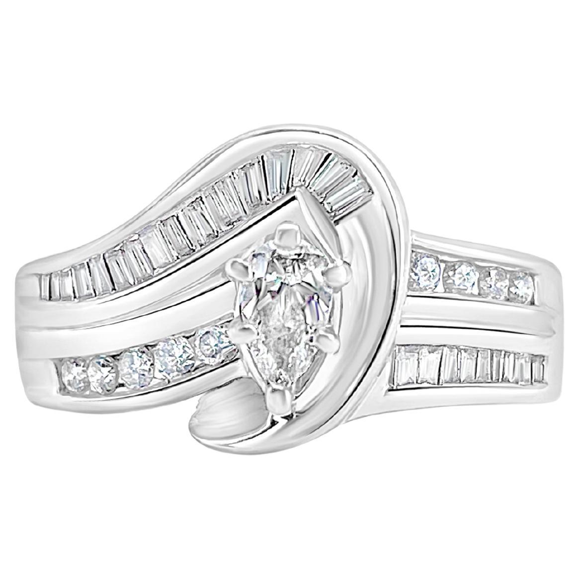 Dieser elegante, aus 14 Karat Weißgold gefertigte Verlobungsring für Frauen besteht aus einem Cluster von insgesamt 2,39 Karat Diamanten im Rund-, Birnen- und Baguetteschliff. Mit einer Reinheit von SI1 und einer Farbe von G bieten diese