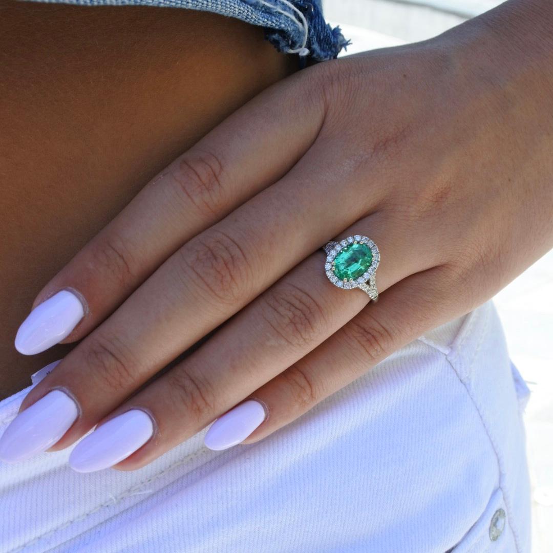 2.39 Carat 100% Natural Afghan Emerald Oval Cut and Diamonds Ring in White Gold For Sale 3