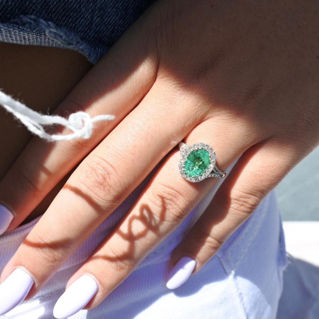 2.39 Karat 100% natürlicher afghanischer Smaragd Ovalschliff und Diamanten Ring in Weißgold

Totaler Luxus! Ein klassisch proportionierter Halo-Diamanten- und Smaragdring, besetzt mit einem wirklich seltenen und wunderschönen grasgrünen afghanischen