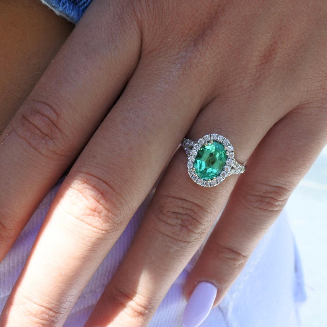 2,39 Karat 100% natürlicher afghanischer Smaragd im Ovalschliff und Diamanten Ring aus Weißgold (Art déco) im Angebot