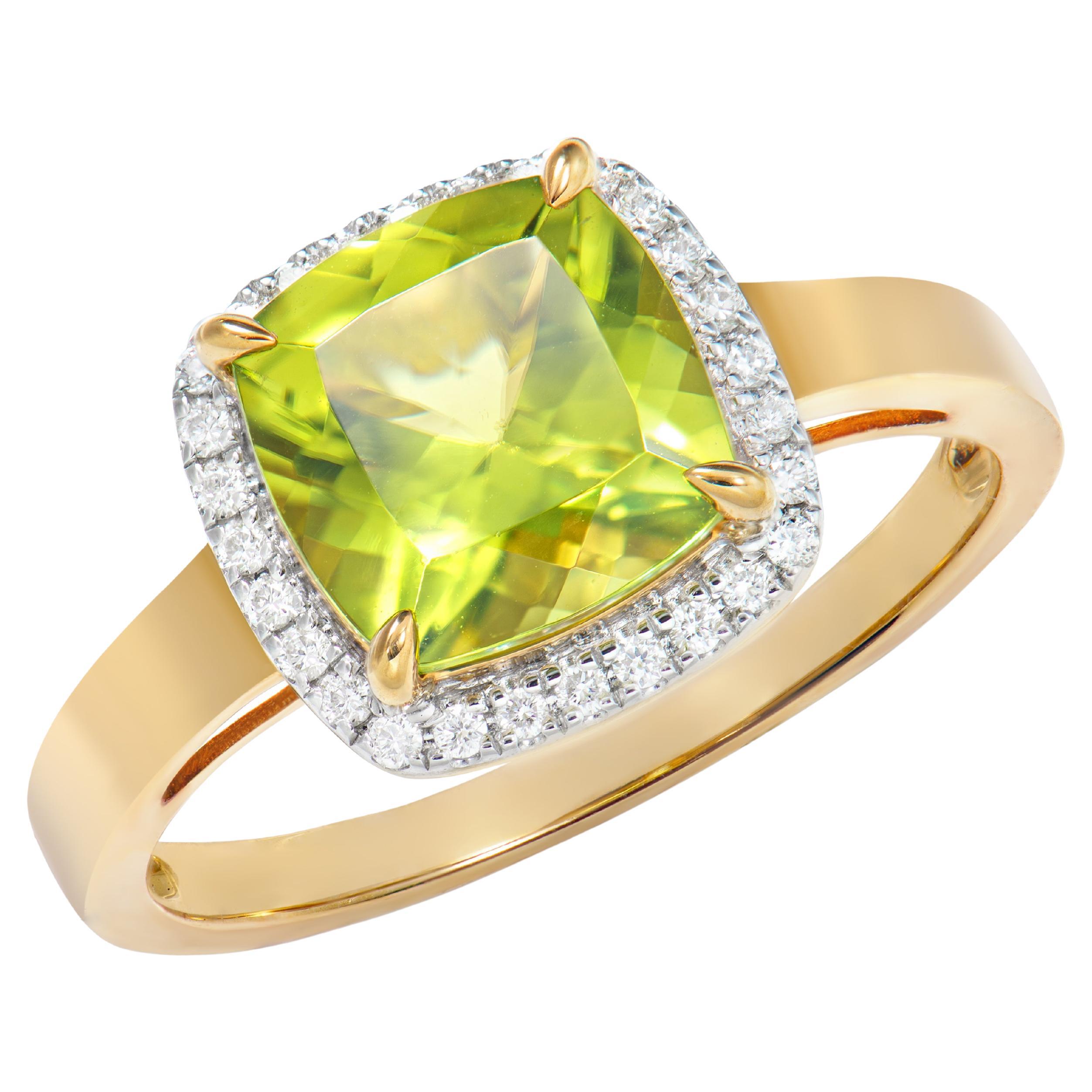 2,39 Karat Peridot Ausgefallener Ring aus 18 Karat Gelbgold mit weißem Diamant.  