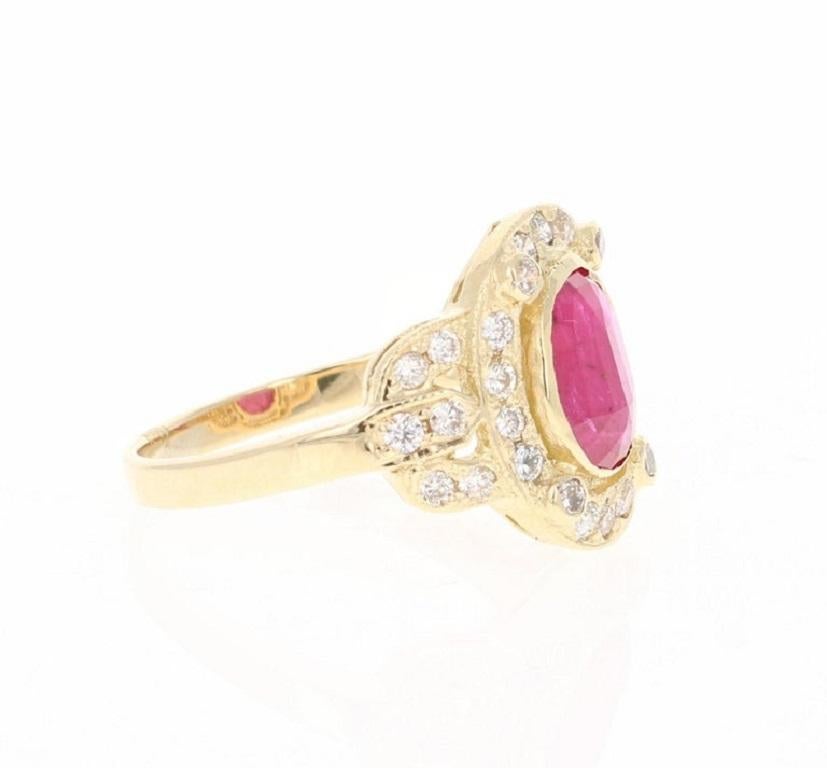 Einfach schöner Rubin-Diamant-Ring mit einem Rubin im Ovalschliff von 1,76 Karat, der von 30 Diamanten im Rundschliff mit einem Gewicht von 0,63 Karat umgeben ist. Das Gesamtkaratgewicht des Rings beträgt 2,39 Karat. Die Reinheit und Farbe der