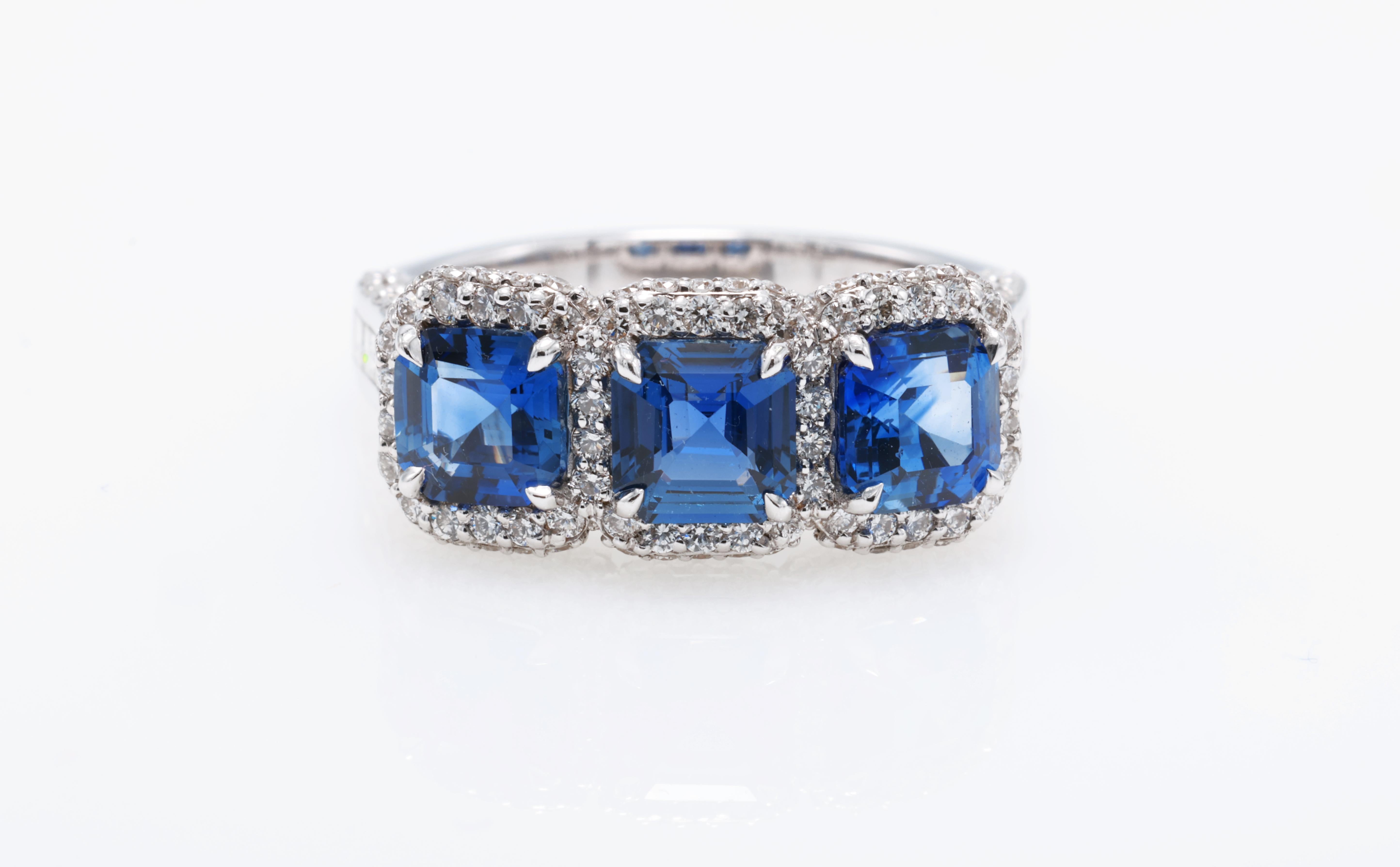 Bague en or blanc 18kt avec saphir et diamants
  
  Couleur de l'or et carat : Or blanc 18kt
  Poids : 5,262 grammes
  
  Ensemble avec...
  Type de pierre : Saphir
  Forme : Carré / Émeraude
  Carat : 2.39 (3 Pcs)
  Couleur : -
  Clarté : -
  
 