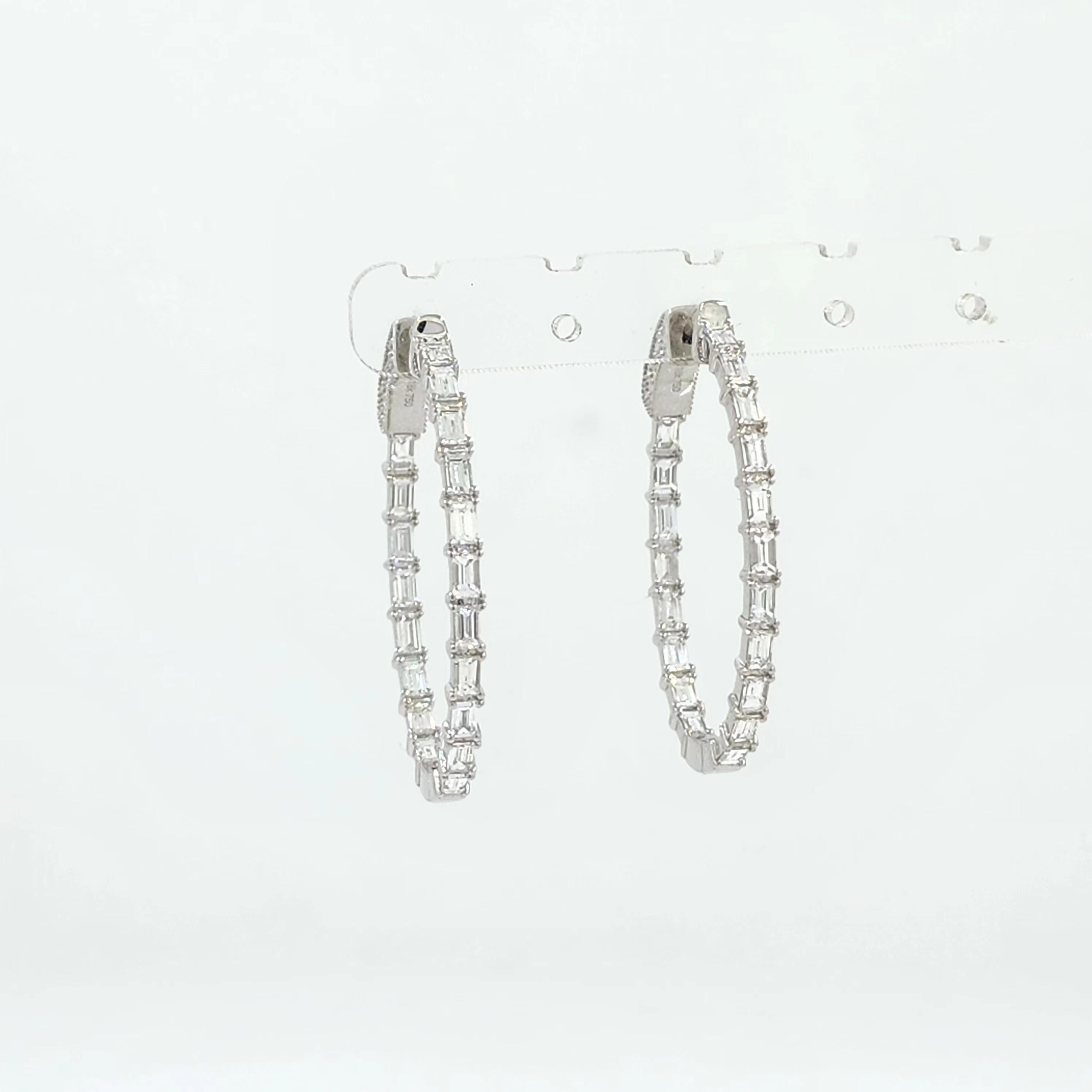 Concediti un'eleganza senza tempo con questi squisiti orecchini a cerchio conici in oro bianco 18 carati. Realizzato con una meticolosa attenzione ai dettagli, ogni orecchino presenta una fila di diamanti conici splendidamente incastonati, per un