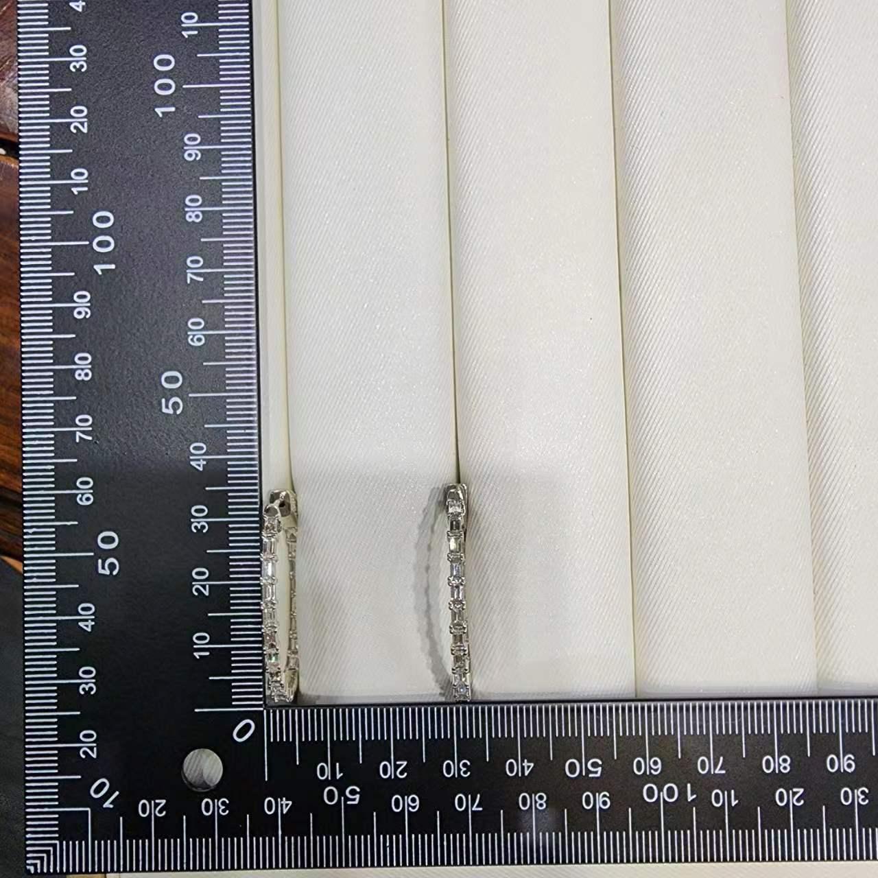 Orecchini a cerchio con diamanti da 2,39 carati in oro bianco da 18 carati in vendita 1