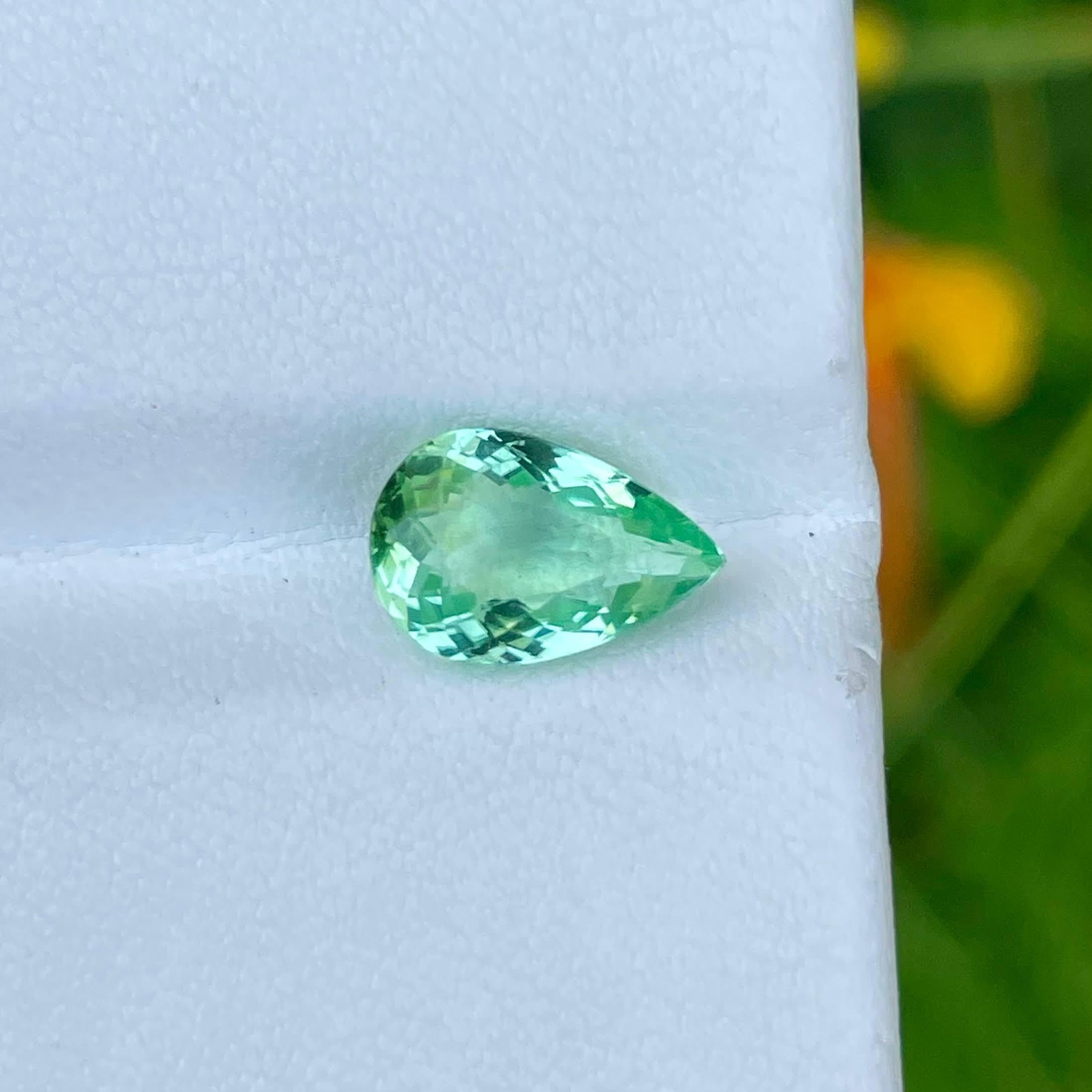 Peso 2,39 quilates 
Dimensiones 10,64x7,06x4,84 mm
Tratamiento ninguno 
Origen Mozambique 
Claridad ojo limpio 
Forma de pera 
Pera cortada 




Descubre la exquisita belleza de esta Turmalina Paraiba de 2,39 quilates, magistralmente tallada en