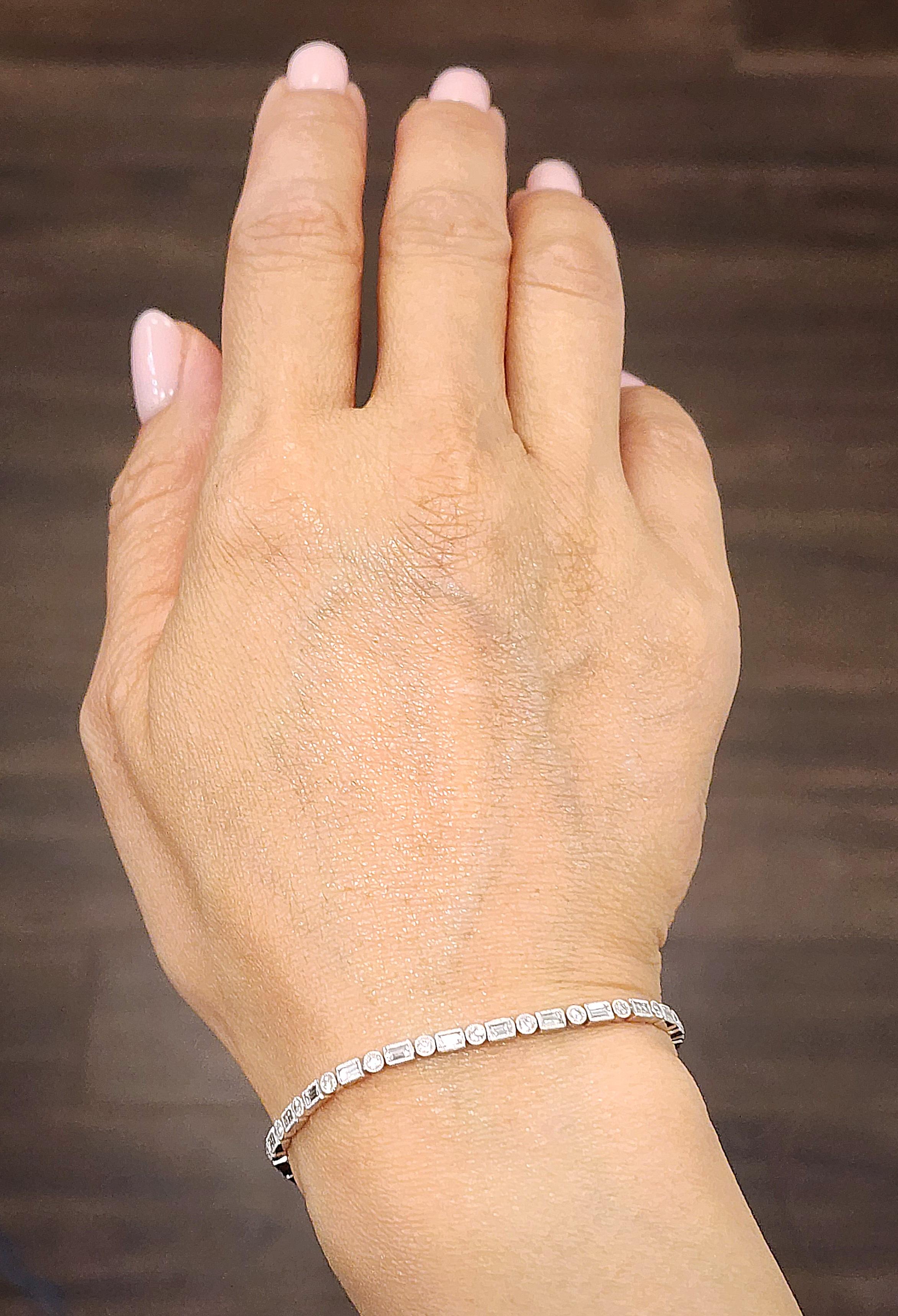 Esta magnífica pulsera tenis es una creación impresionante. Con 57 diamantes de talla mixta de baguettes y redondos, con un peso total en quilates de 2,39, las piedras muestran un color blanco brillante F/G y una claridad VS1/VS2. Fabricada en oro