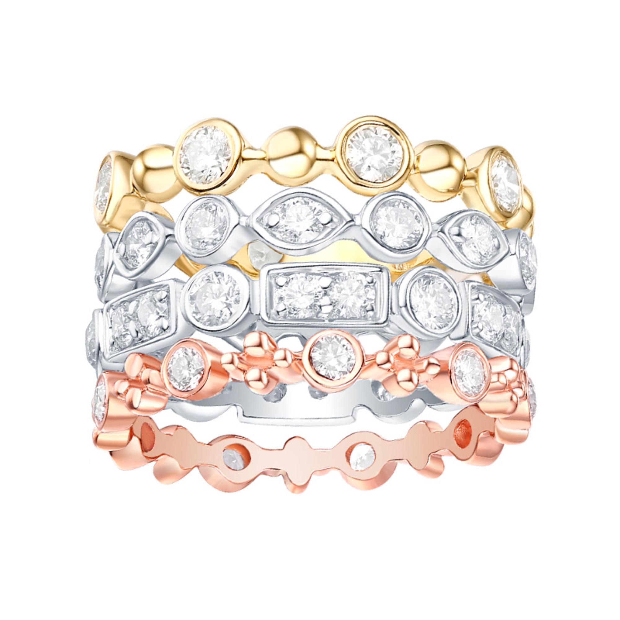 Dieser atemberaubende Diamantring zeichnet sich durch ein modernes Design mit vier Reihen von Baguette- und runden Diamanten in dreifarbigem 14-karätigem Gold aus. Die Diamanten sind elegant in eine Lünette gefasst und verleihen ihr ein
