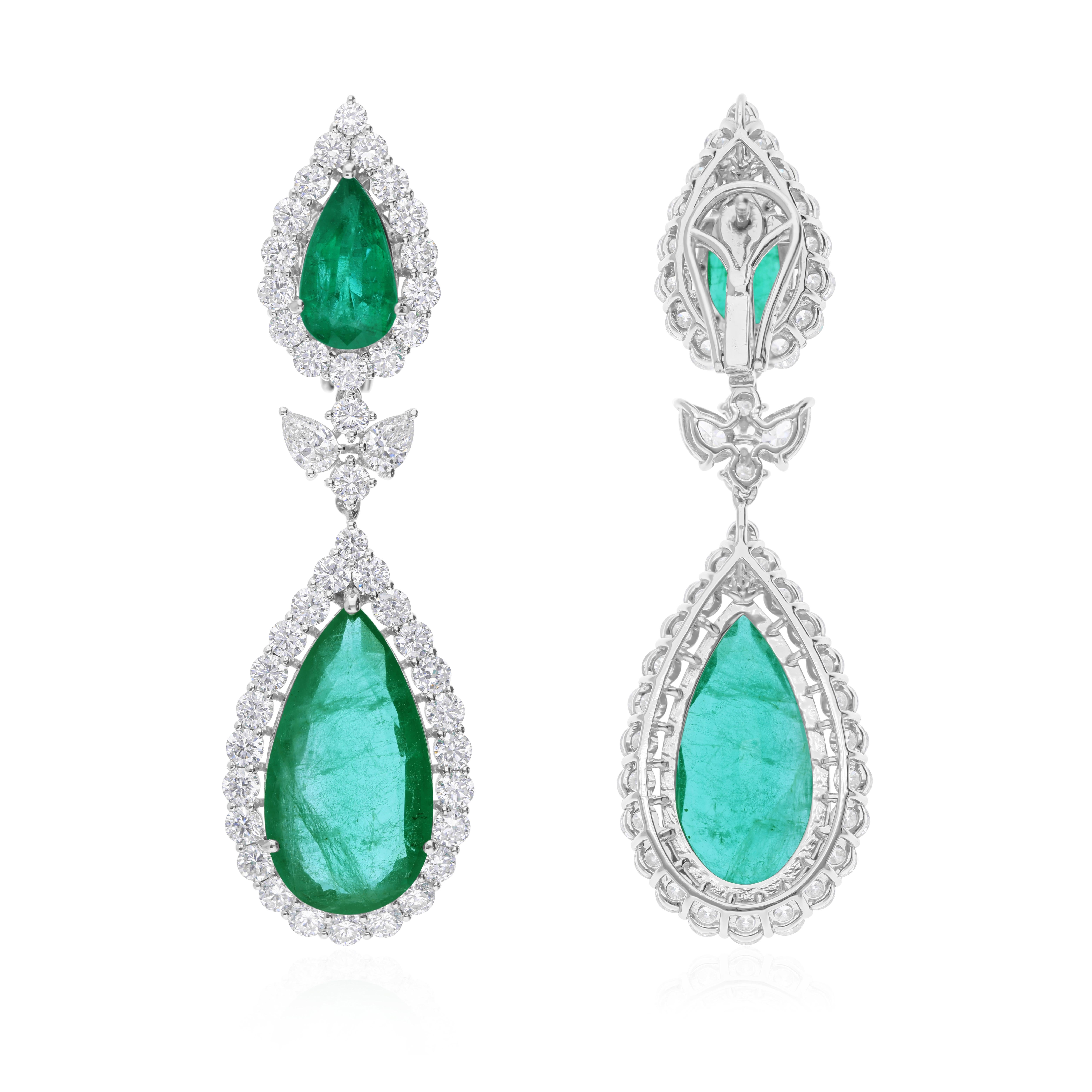 Diese exquisiten Ohrringe aus 18-karätigem Gold sind mit einem sambischen Smaragd von 23,92 Karat und 6,64 Karat funkelnden Diamanten besetzt.

FOLLOW SPECTRUM JEWELS Storefront, um die neueste Collection'S und exklusive Stücke zu sehen. Spectrum