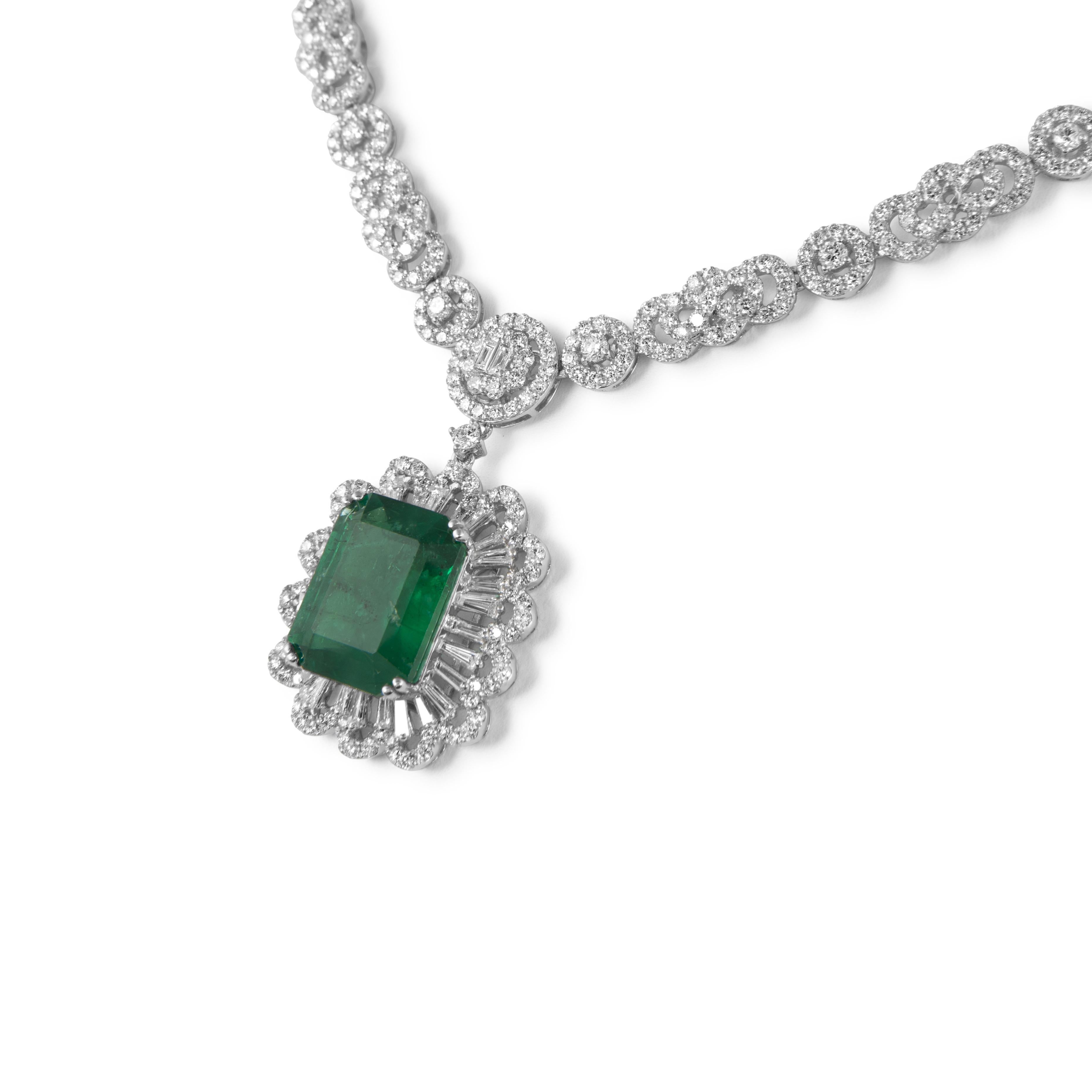 Squisita collana con diamanti. Creato da Alexander of Beverly Hills.
23,92 carati di peso totale di diamanti.
Smeraldo dello Zambia taglio smeraldo, 11,25 carati, olio moderato circa. 901 diamanti rotondi e baguette, 12,67 carati. Colore G/H e