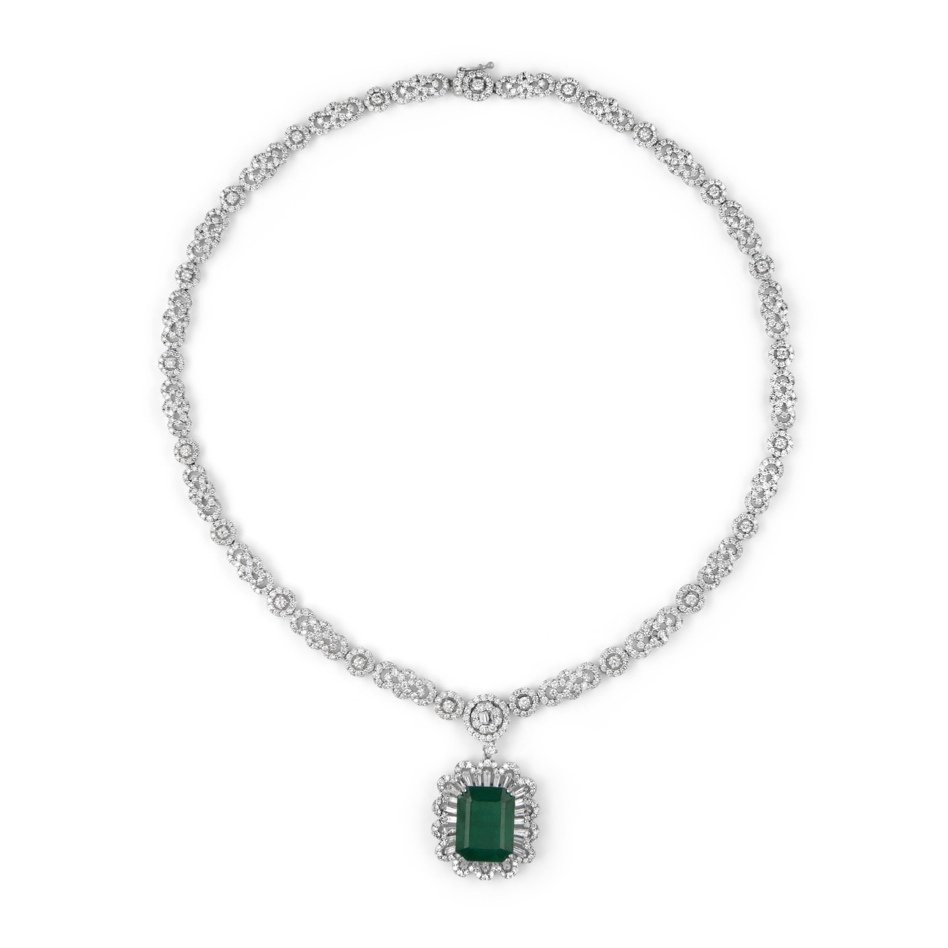 Contemporaneo 23,92 Smeraldo Taglio Smeraldo e Diamanti Collana Grande in Oro Bianco 18k in vendita