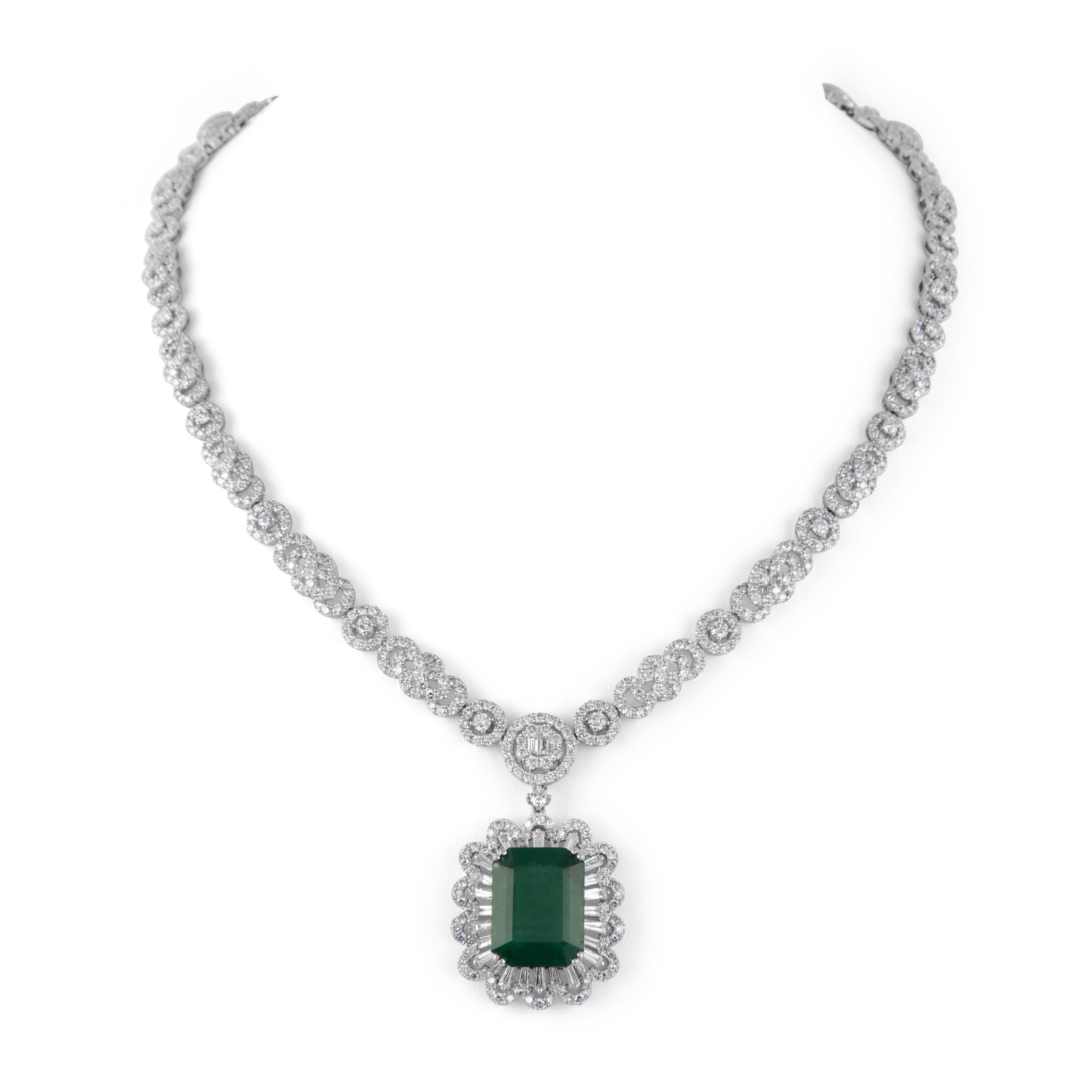 Taglio smeraldo 23,92 Smeraldo Taglio Smeraldo e Diamanti Collana Grande in Oro Bianco 18k in vendita