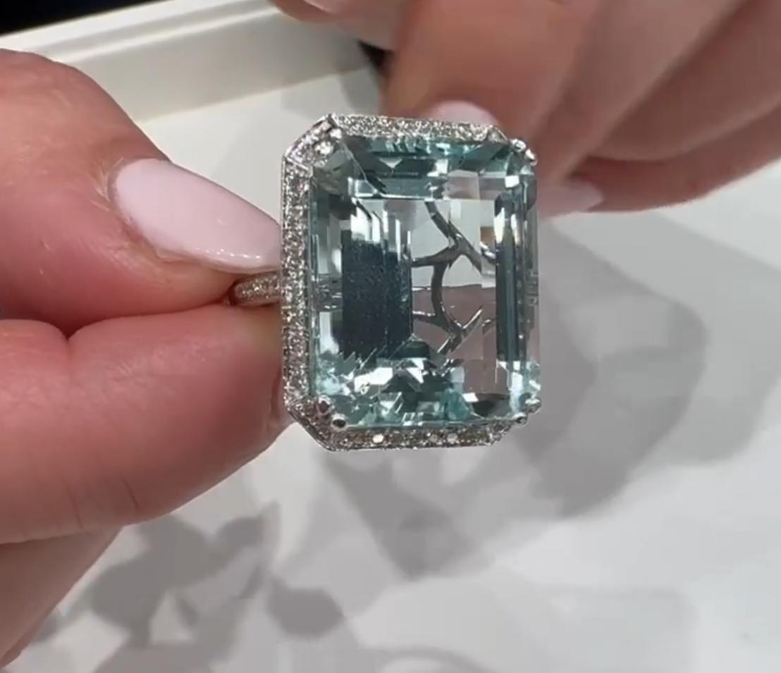 Grande bague aigue-marine taille escalier en or blanc 14 carats avec halo de diamants Pour femmes en vente