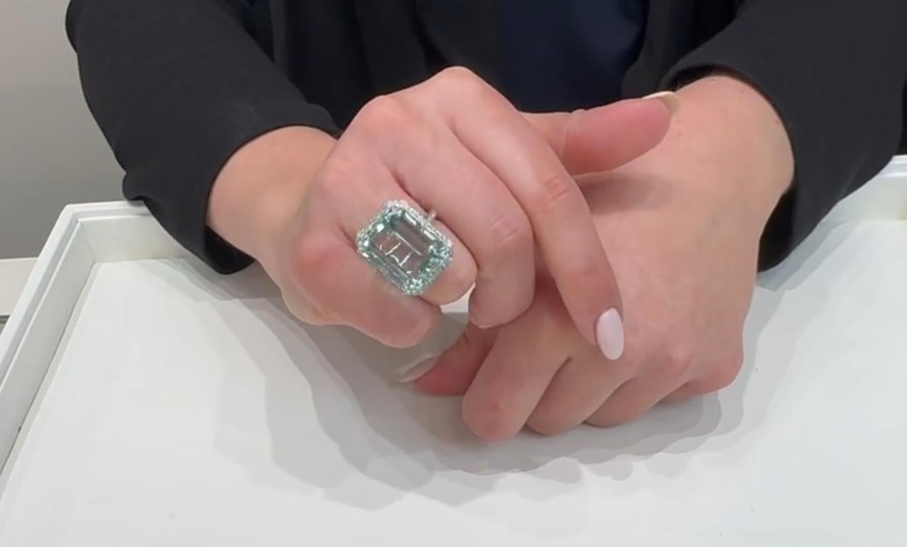 Grande bague aigue-marine taille escalier en or blanc 14 carats avec halo de diamants en vente 1