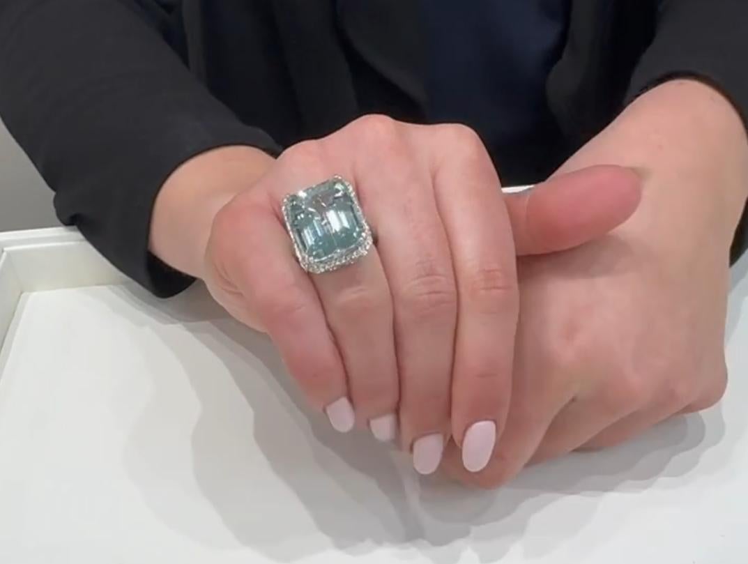 Grande bague aigue-marine taille escalier en or blanc 14 carats avec halo de diamants en vente 2