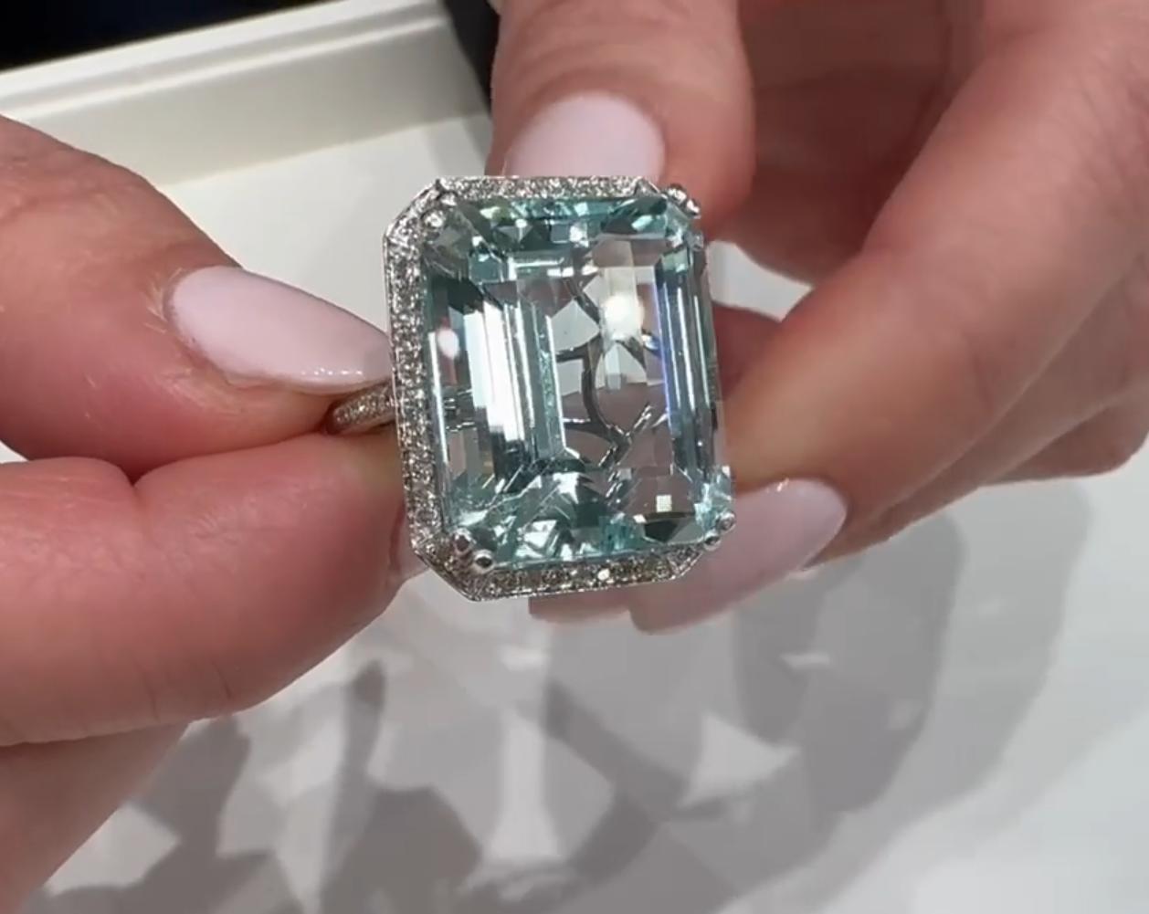 Grande bague aigue-marine taille escalier en or blanc 14 carats avec halo de diamants en vente 3