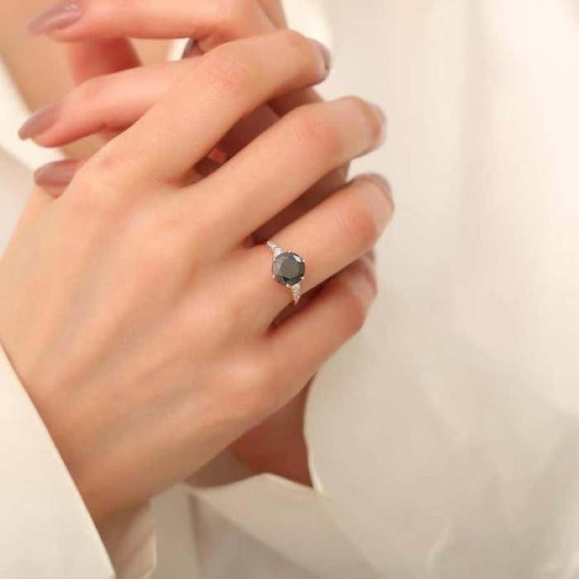Product Details :

• Made to Order

• Gold Kt: 14kt

• Available Gold Colors: Rose Gold, Yellow Gold, White Gold

• 2.18ct Center Black Diamond

• 0.21ct Natural Diamond

• Diamond Color-Clarity: F-G Color VS/SI Clarity

• Comes with Jewelry