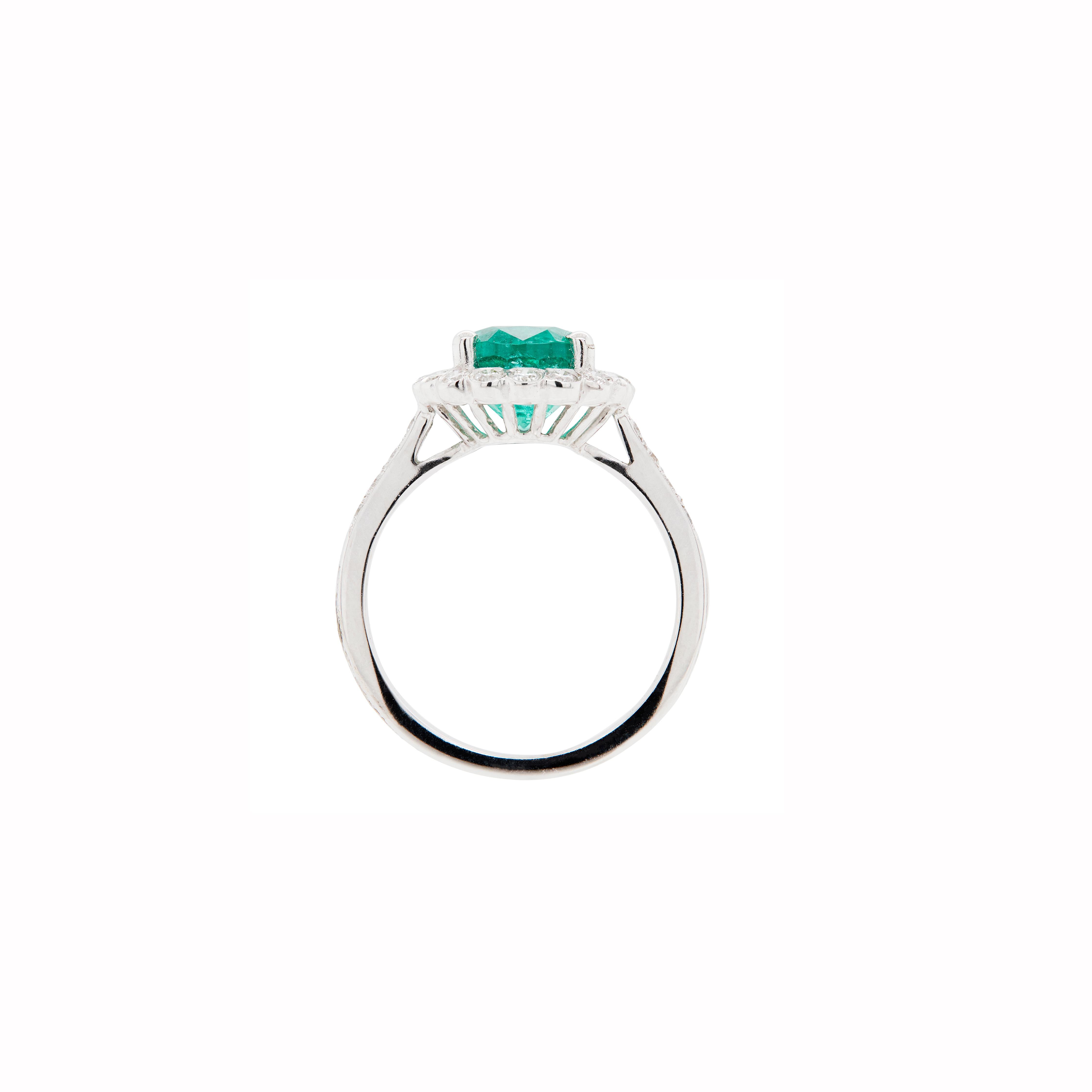 2,39 Karat Oval Smaragd und Diamant Halo 18 Karat Weißgold Cluster Verlobungsring (Ovalschliff) im Angebot
