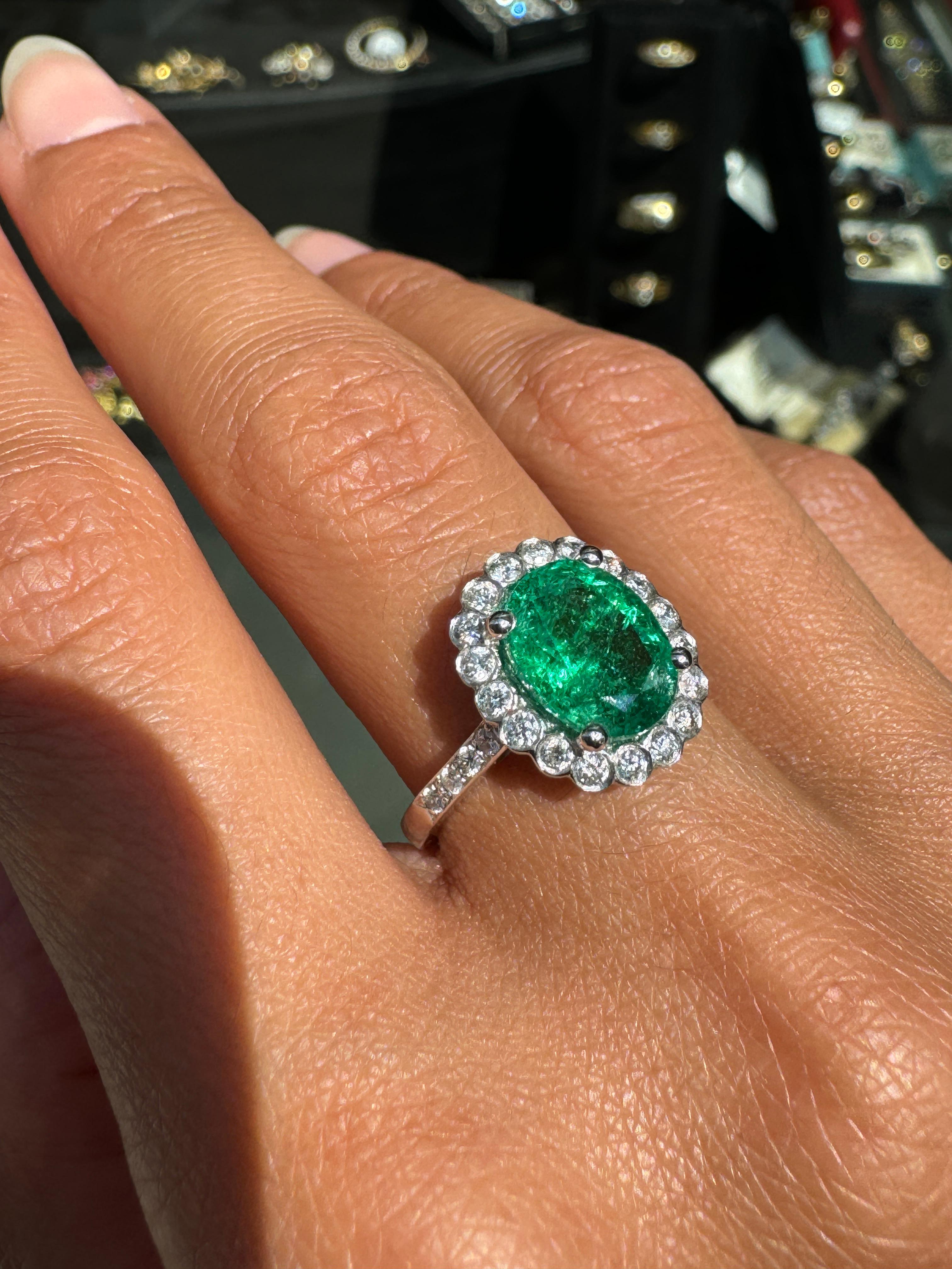 2,39 Karat Oval Smaragd und Diamant Halo 18 Karat Weißgold Cluster Verlobungsring im Zustand „Neu“ im Angebot in London, GB