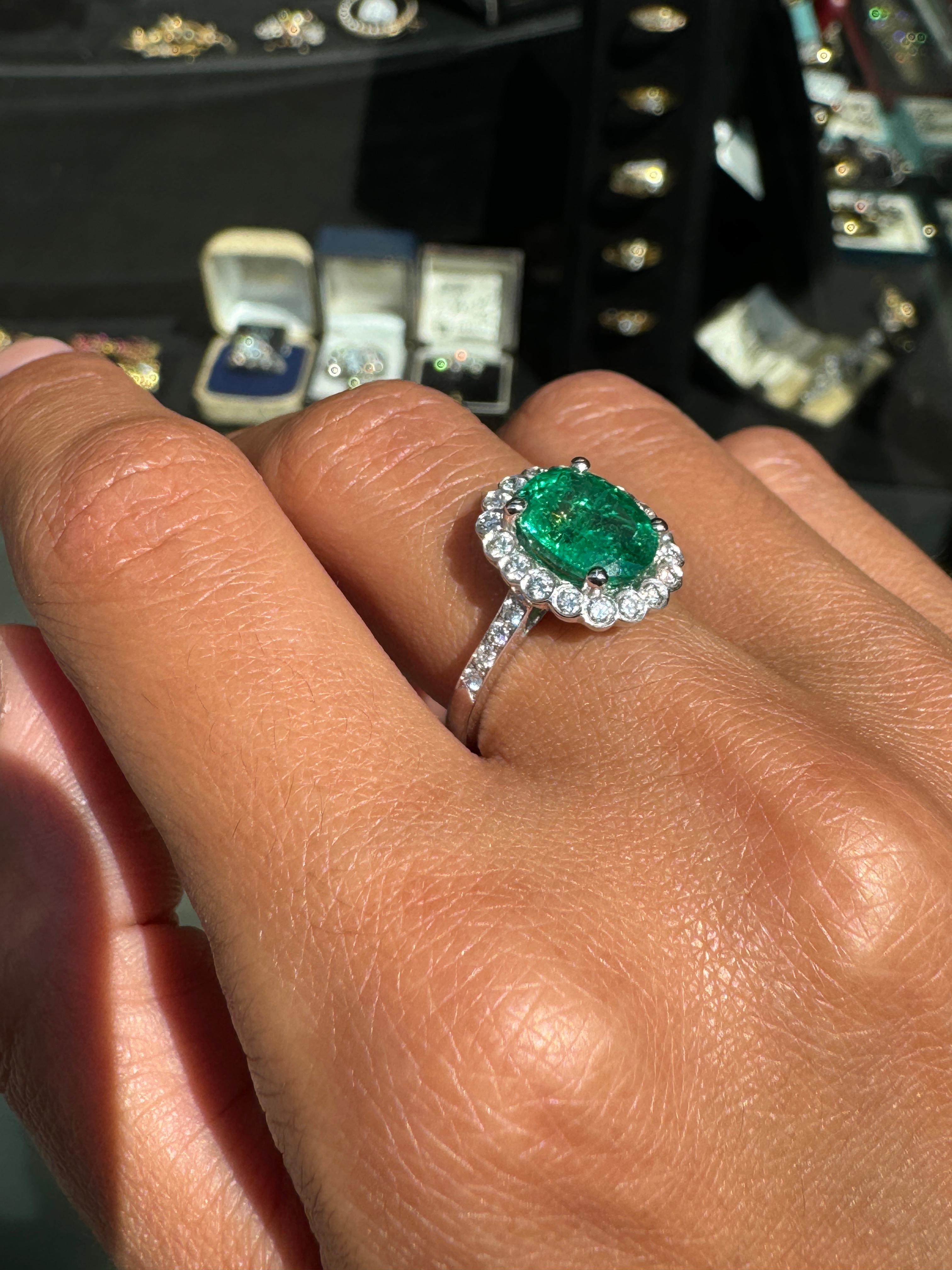 2,39 Karat Oval Smaragd und Diamant Halo 18 Karat Weißgold Cluster Verlobungsring im Angebot 1