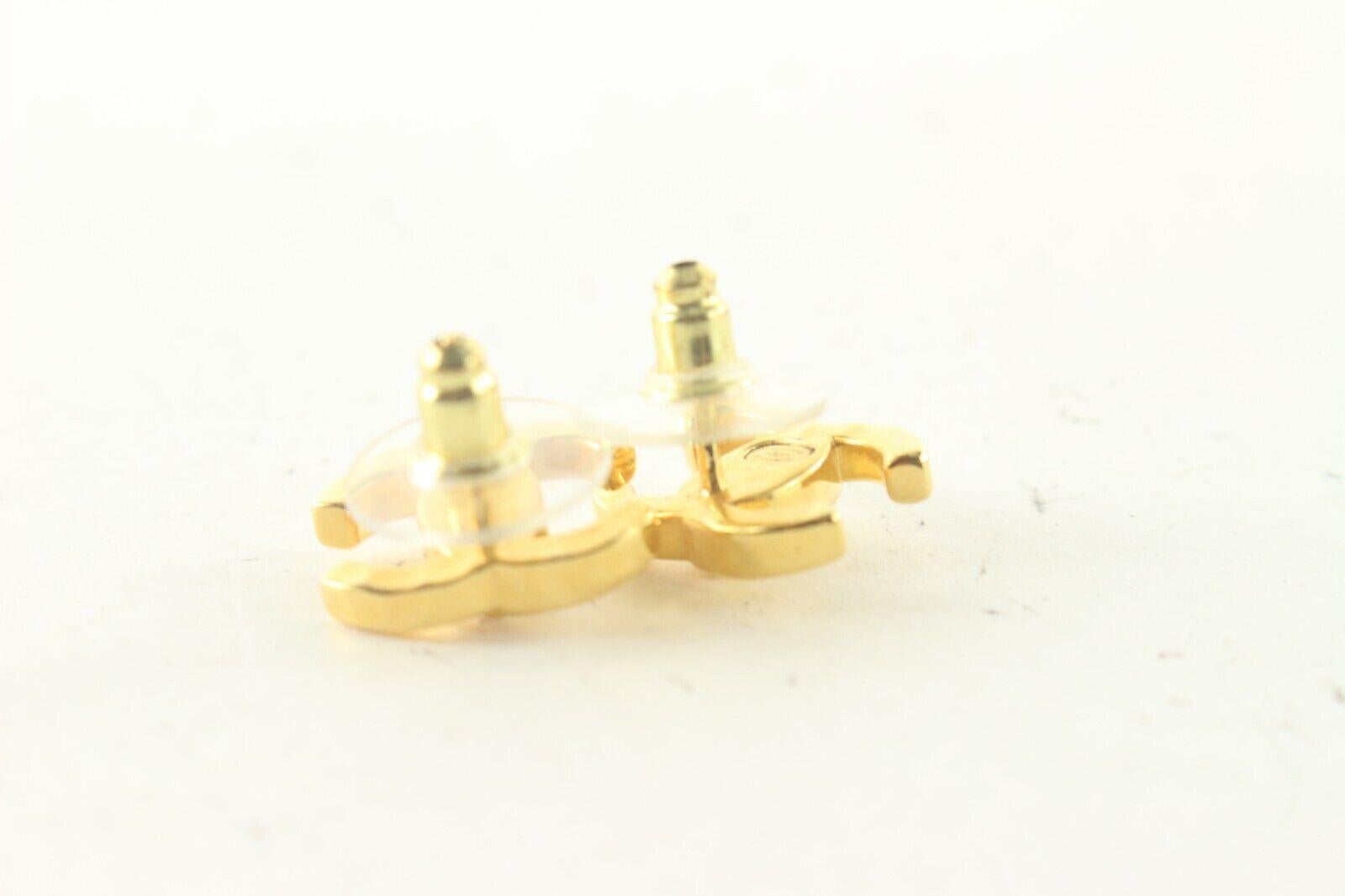 23C CHANEL CC Logo Crystal Earrings Studs Gold Tone 5CZ811K In New Condition In Dix hills, NY