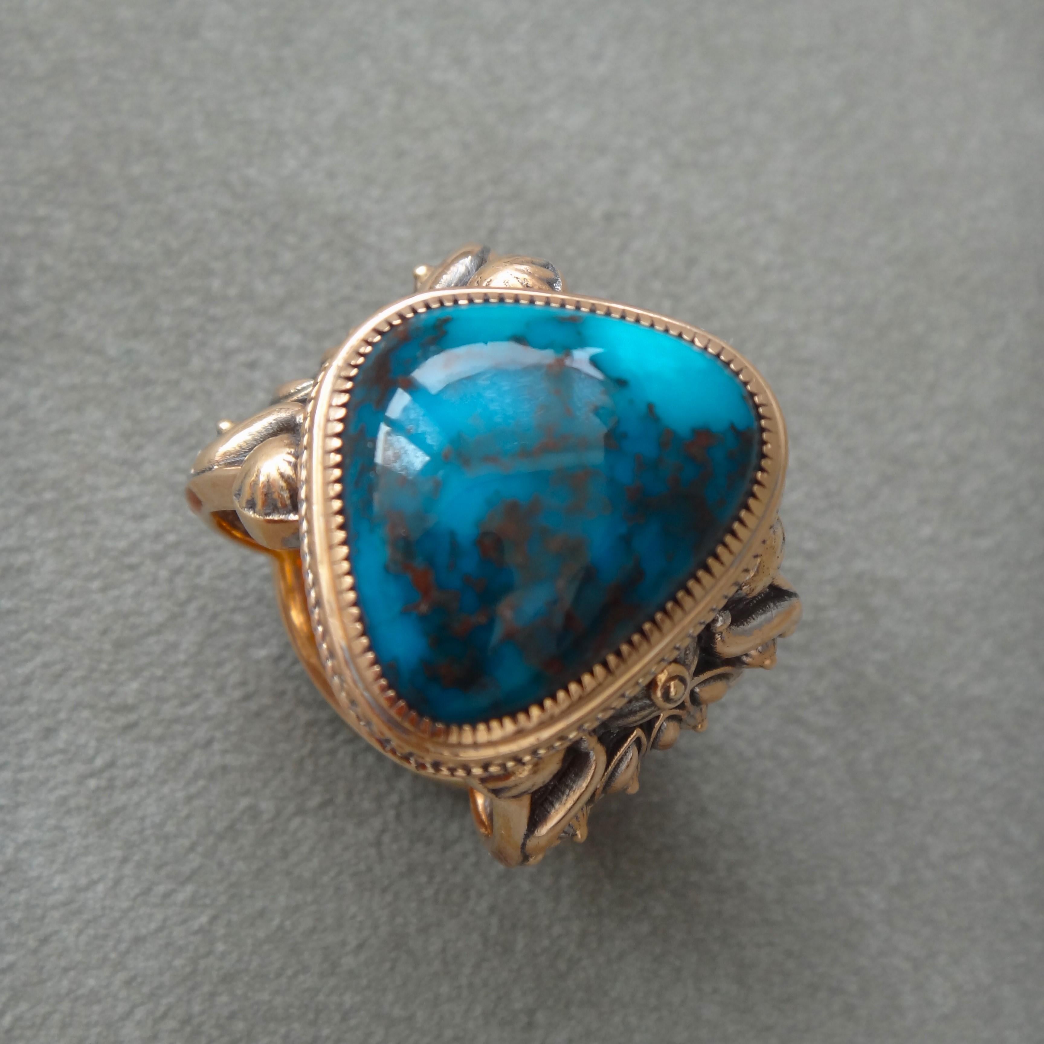 This top Bisbee ring is a beautiful piece of jewelry that will delight any Bisbee lover. The ring is crafted from 18K rose gold and set with a generous, stunning Gem Bisbee Turquoise. it is set in a classic oval cut that emphasizes its depth and