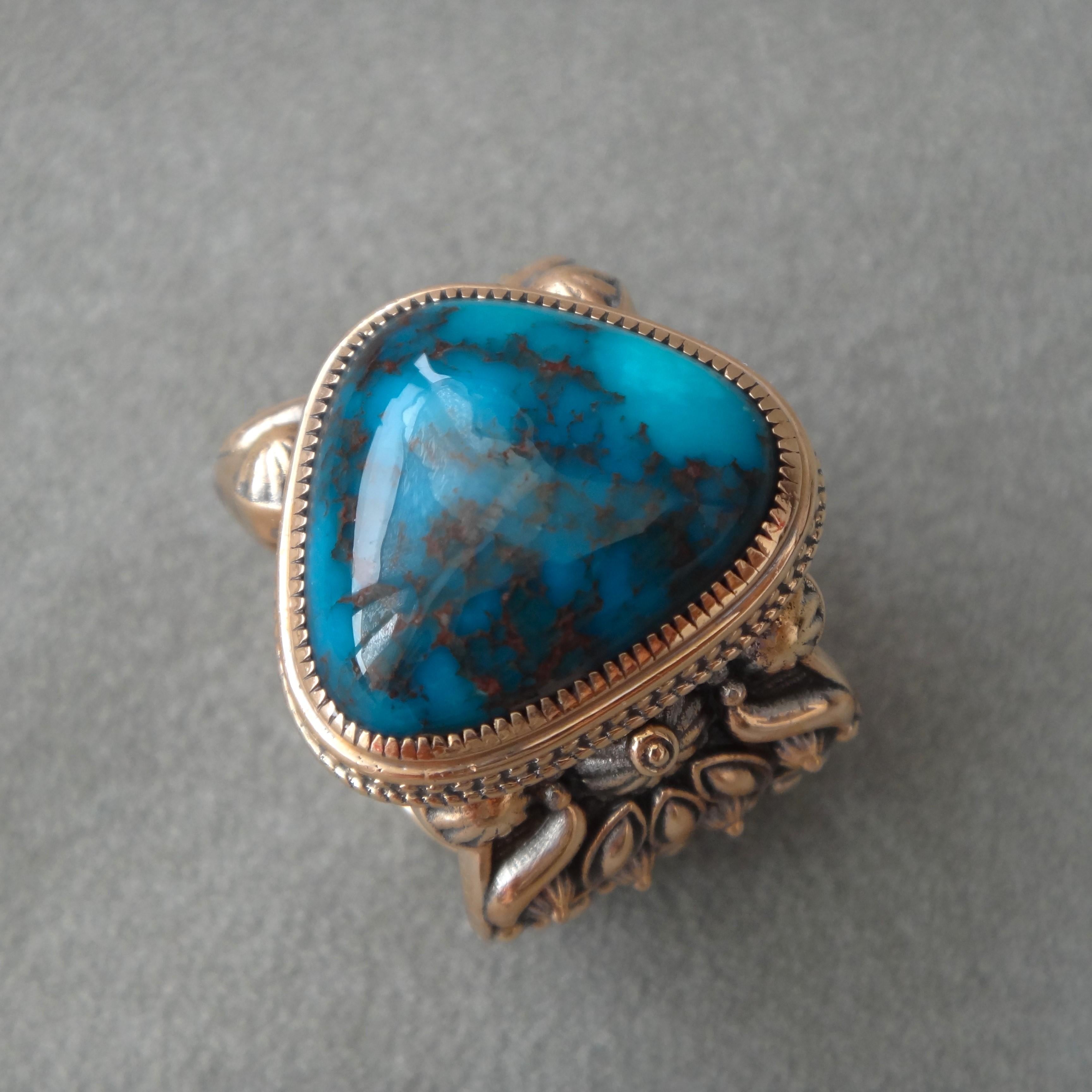 Anglo-indien Bague en or rose 18 carats avec grande turquoise bisbée bleu foncé naturel de 23 carats en vente