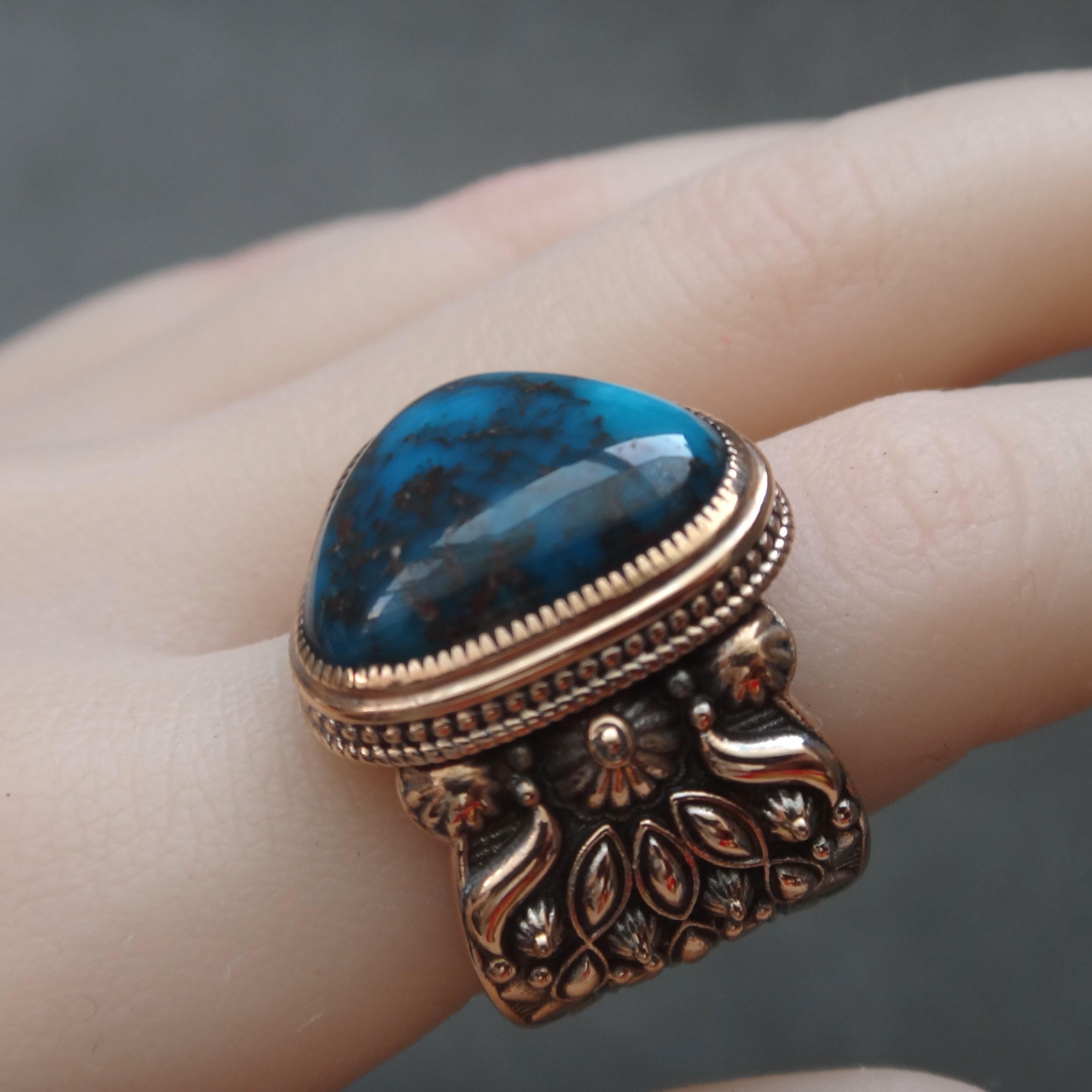 Bague en or rose 18 carats avec grande turquoise bisbée bleu foncé naturel de 23 carats en vente 1