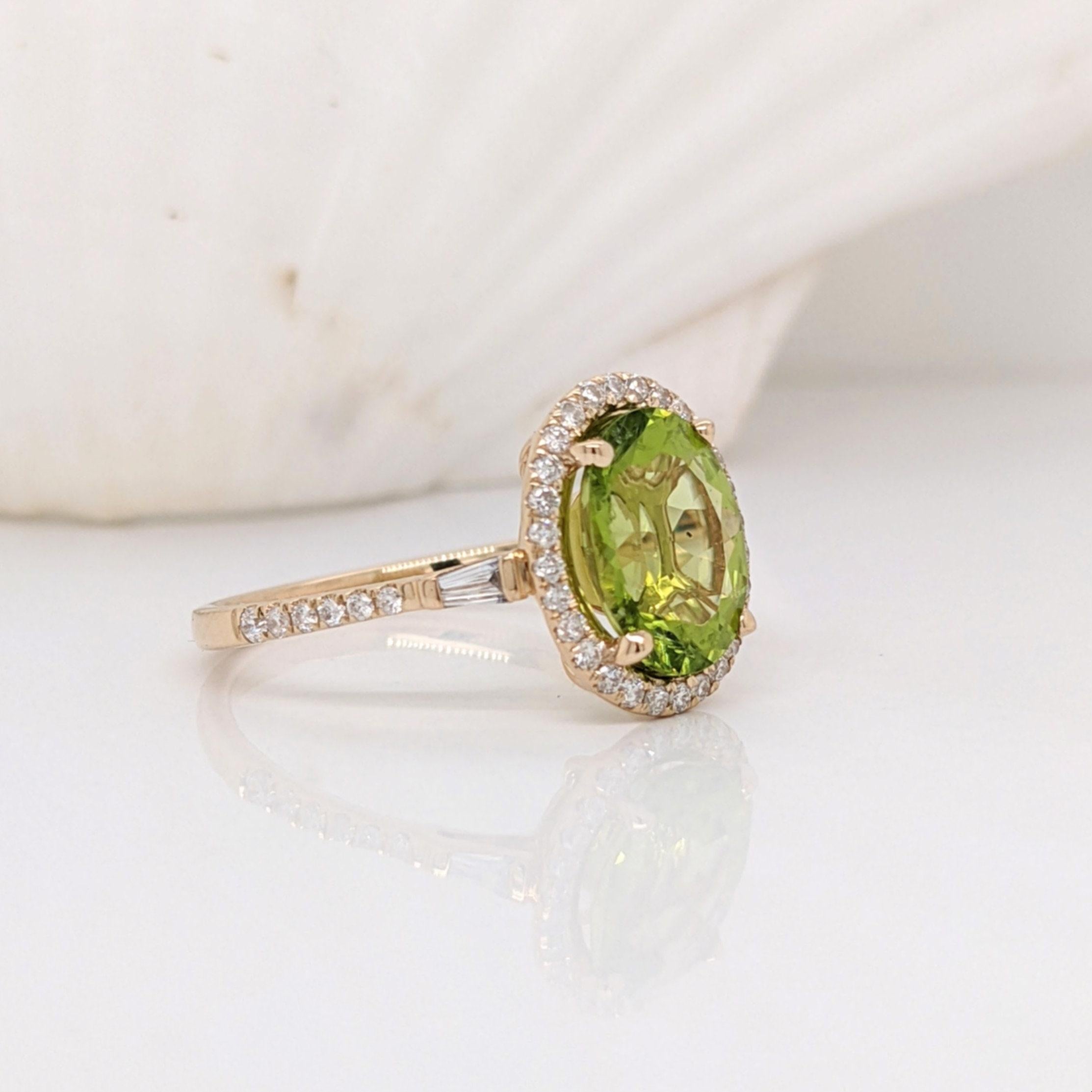Este precioso anillo tiene una gema de peridoto verde de 2,3 quilates con diamantes naturales extraídos de la tierra, todo engastado en oro macizo de 14 quilates. Este anillo es un bonito regalo de agosto para tus seres queridos.