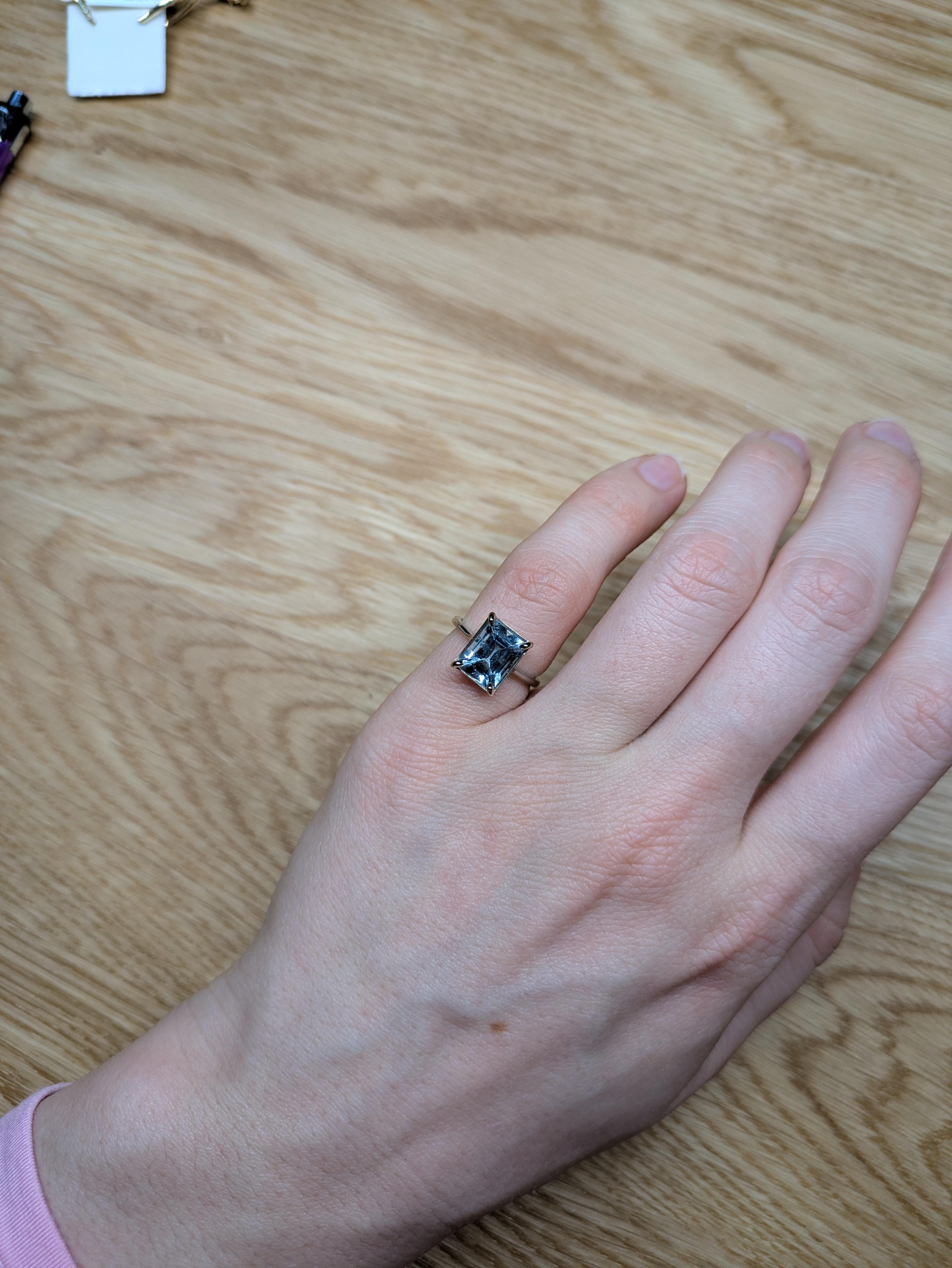 Dieser Solitärring mit 2,3 Karat Aquamarin, gefasst in 14 Karat massivem Gold, ist ein atemberaubender Ausdruck von Eleganz. Der ruhige blaue Farbton des Aquamarin-Edelsteins leuchtet hell und macht ihn zum perfekten zeitlosen Schmuckstück für jede