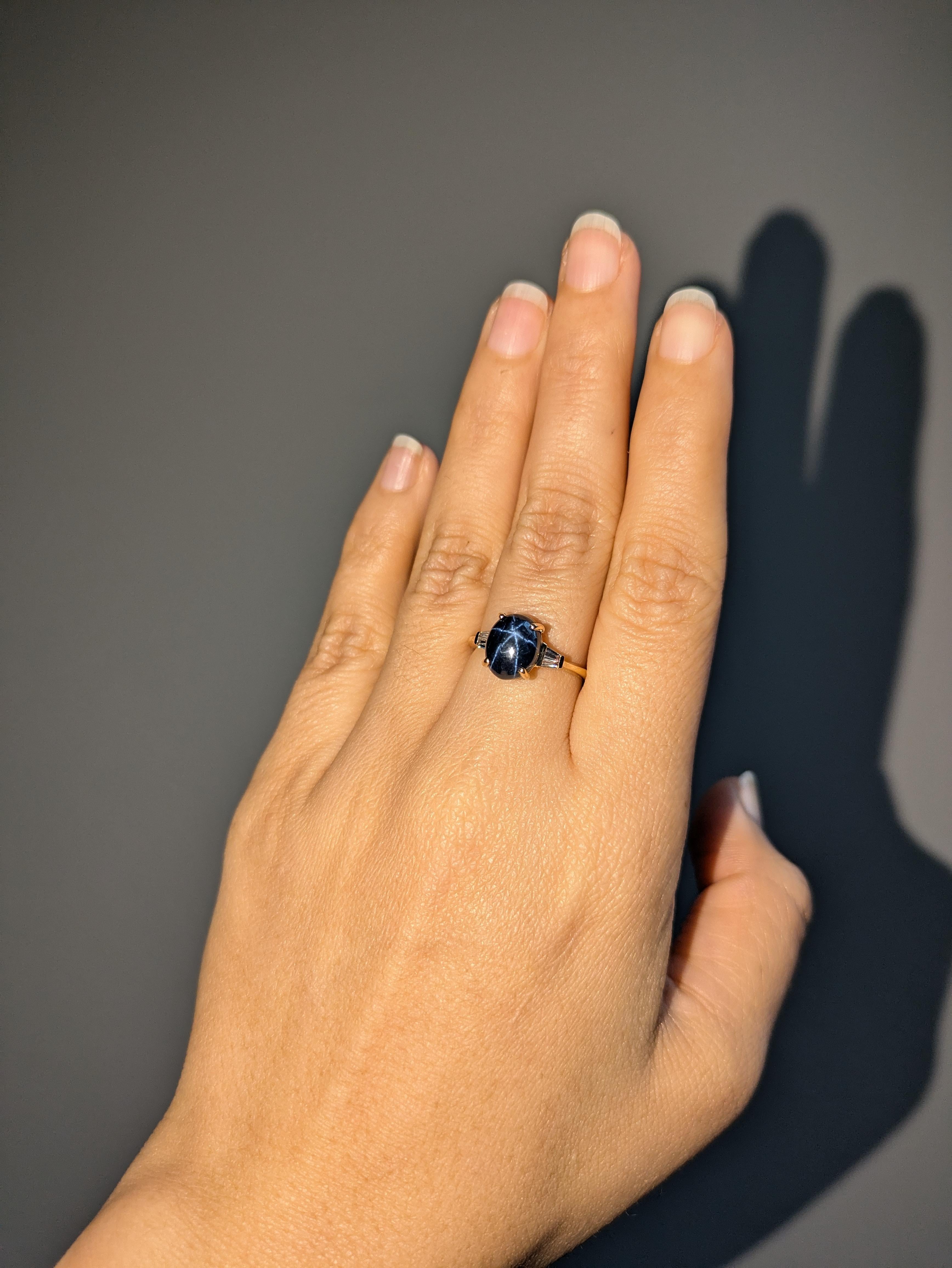 Questo bellissimo anello presenta una gemma ovale di zaffiro a stella di 2,28 carati con diamanti naturali estratti dalla terra incastonati in oro massiccio 14K. Questo anello con zaffiro è un regalo adorabile per i tuoi cari! 

**Offriamo il