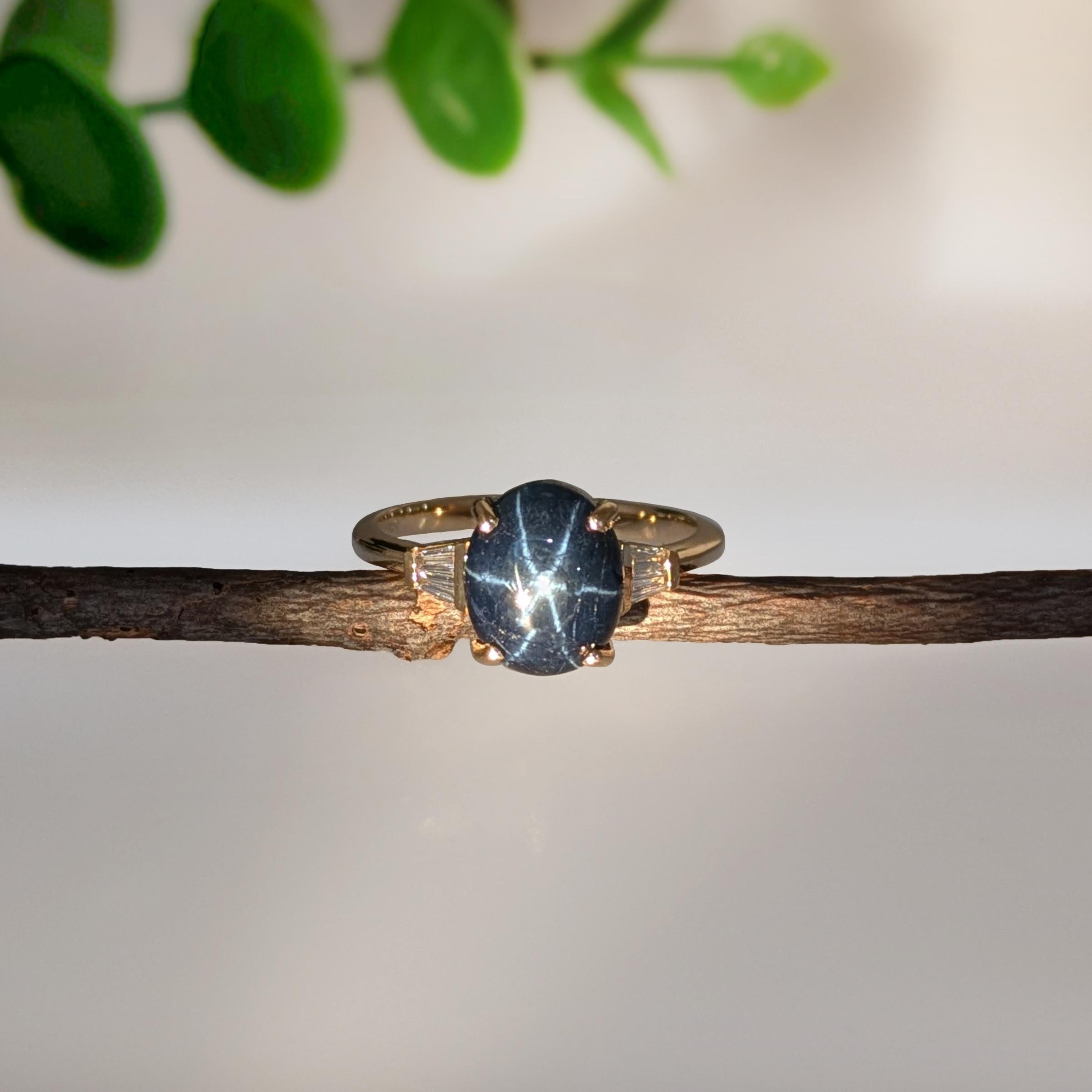 Art Déco Anello con zaffiro a stella da 2,3 carati e accenti di diamanti naturali in oro massiccio 14K  OV 10x8mm in vendita