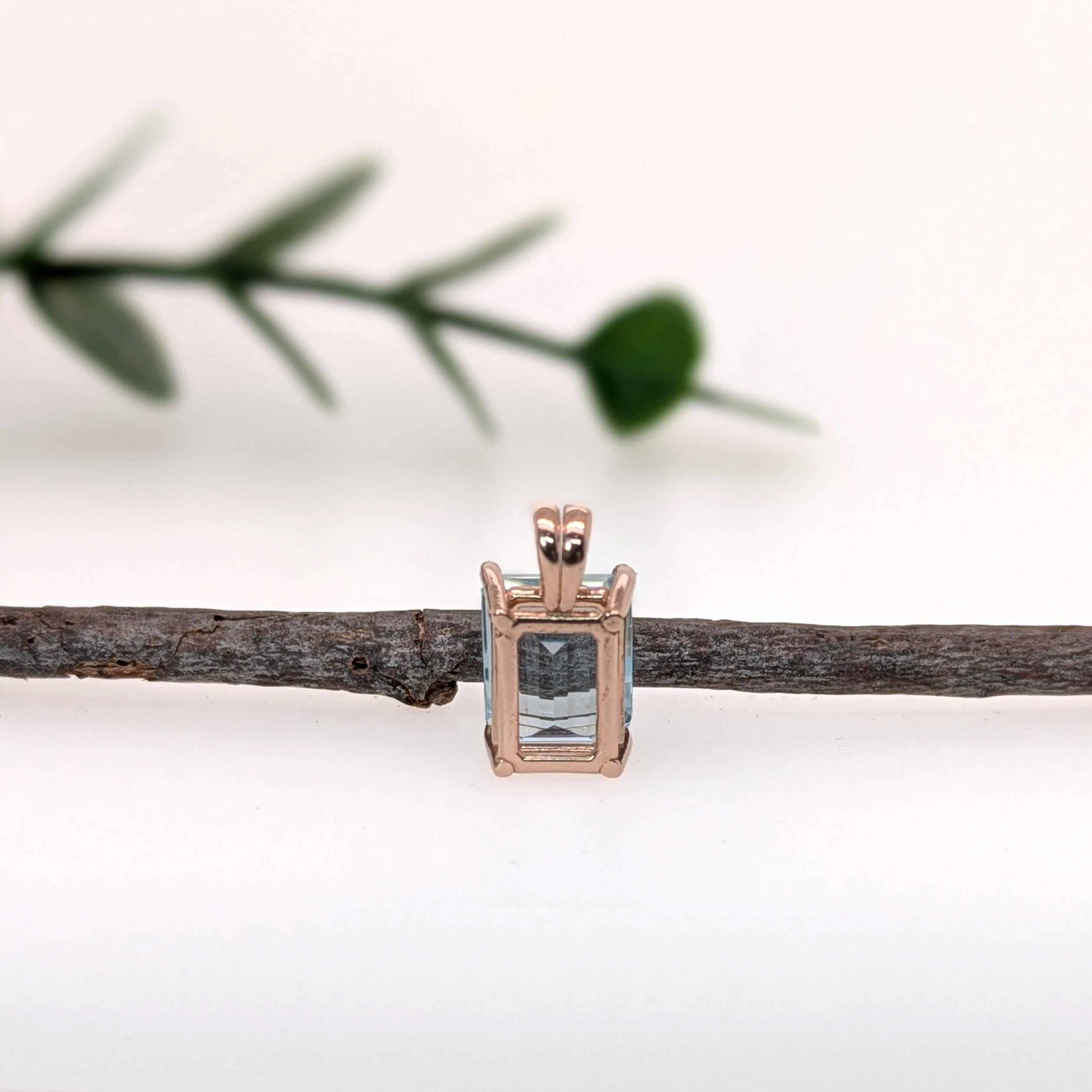 2.3cts, 9x7mm - Aquamarine Solitaire Pendant in Solid 14K Rose Gold in vendita 1
