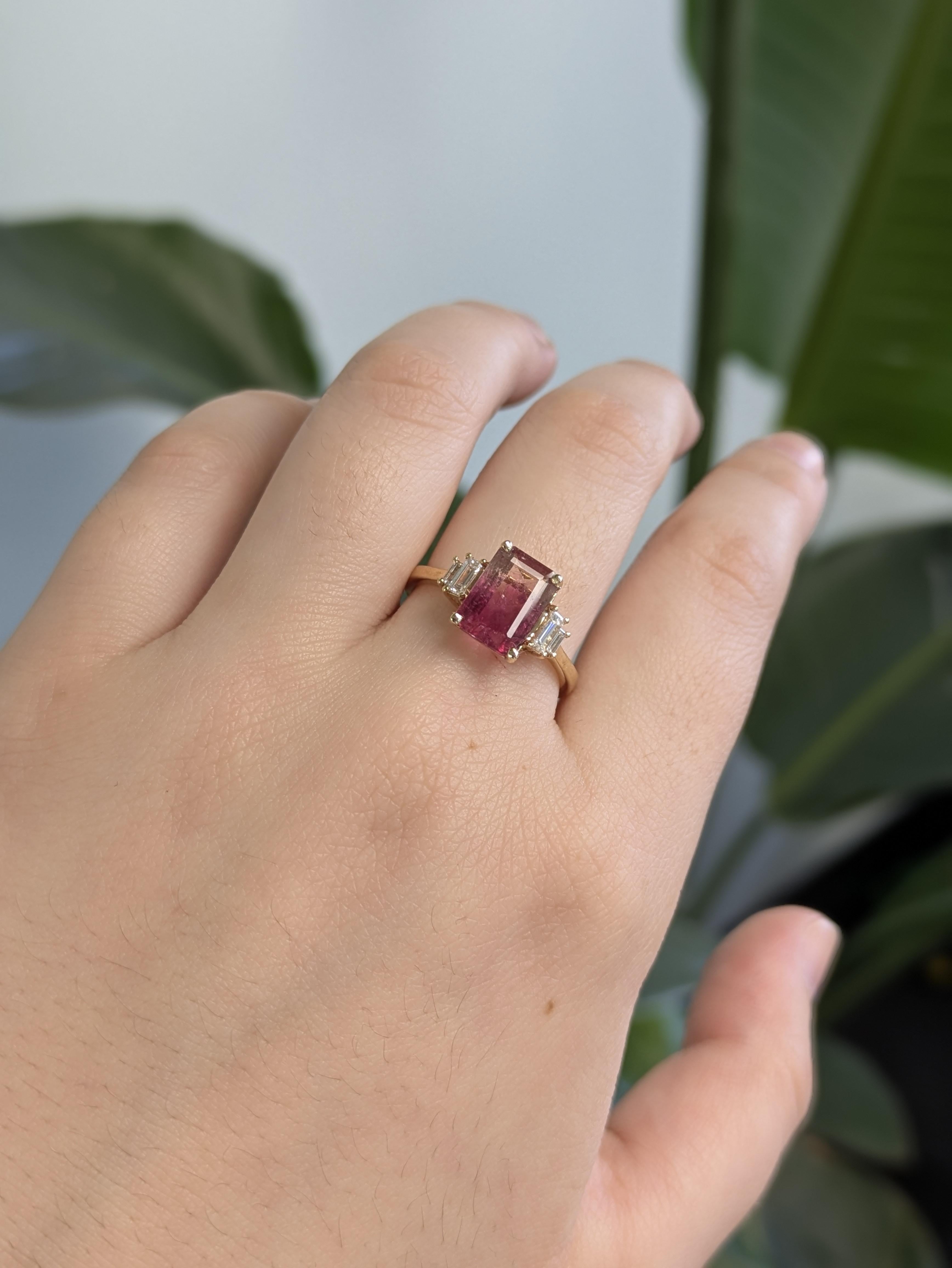 Questo anello vibrante presenta un'affascinante tormalina bicolore al centro, accentuata da diamanti baguette e naturali. Realizzato in oro giallo massiccio 14k, le sue sfumature rosa aggiungono un tocco giocoso ma elegante a un design senza