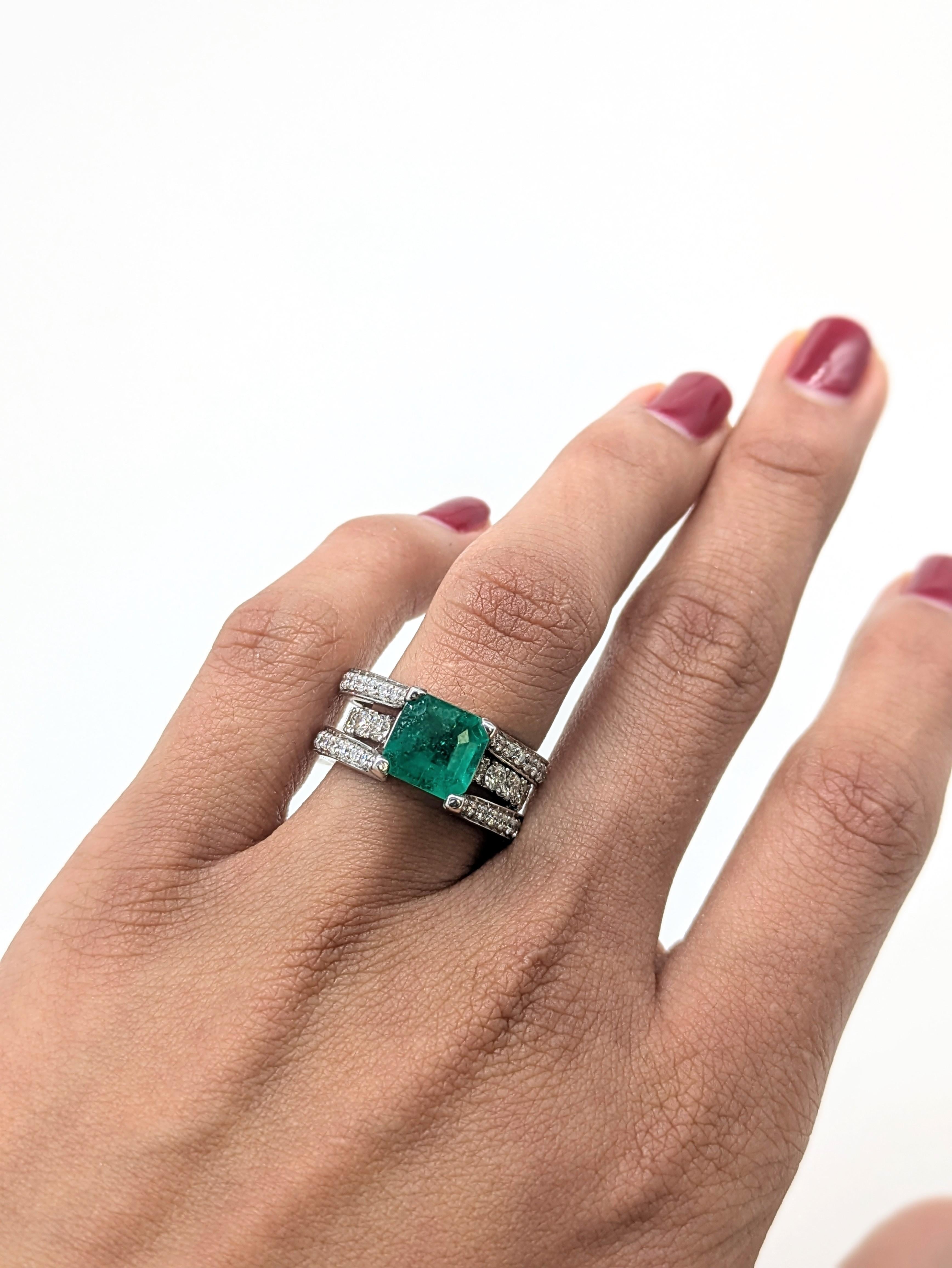 El diseño moderno se une al lujo clásico en este anillo de esmeralda colombiana de 2,27 quilates. Con una piedra central de talla Asscher, dos llamativos acentos laterales de diamantes azules y un cuerpo dividido con acento de diamante en oro