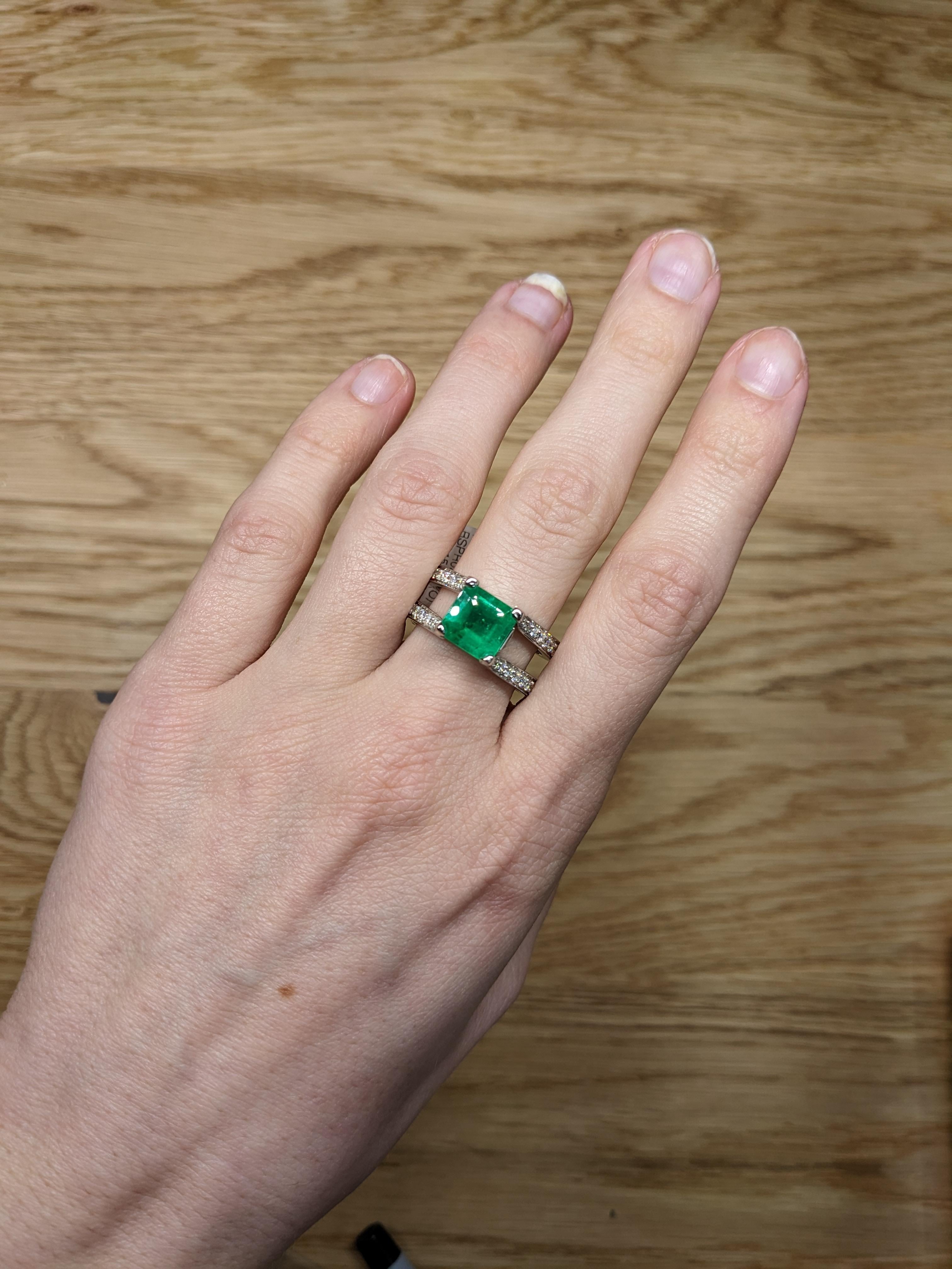 Anillo de Esmeralda Colombiana de 2,3cts con Diamantes Naturales y Diamantes Azules en Oro de 14K Art Decó en venta