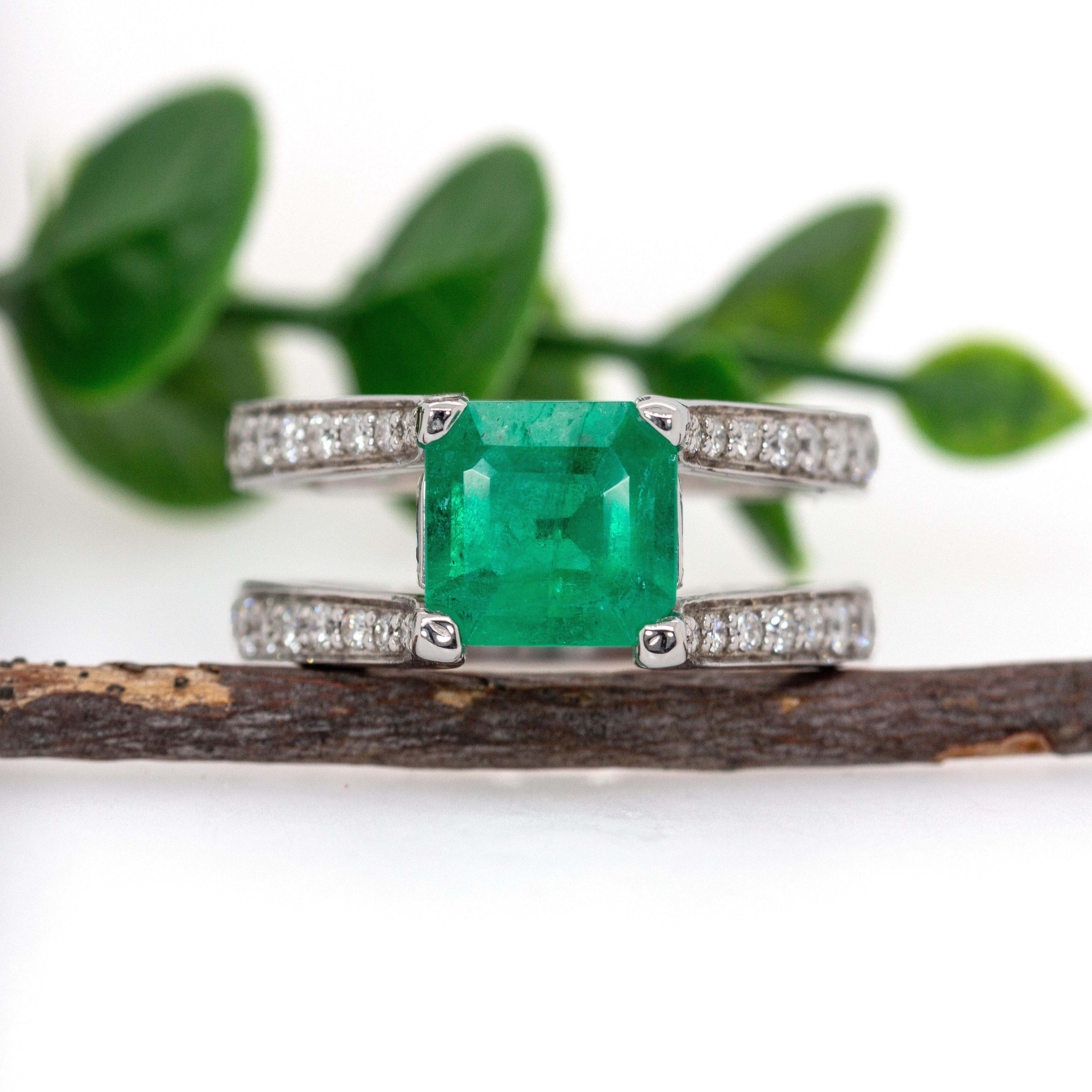 Anillo de Esmeralda Colombiana de 2,3cts con Diamantes Naturales y Diamantes Azules en Oro de 14K Corte Asscher en venta