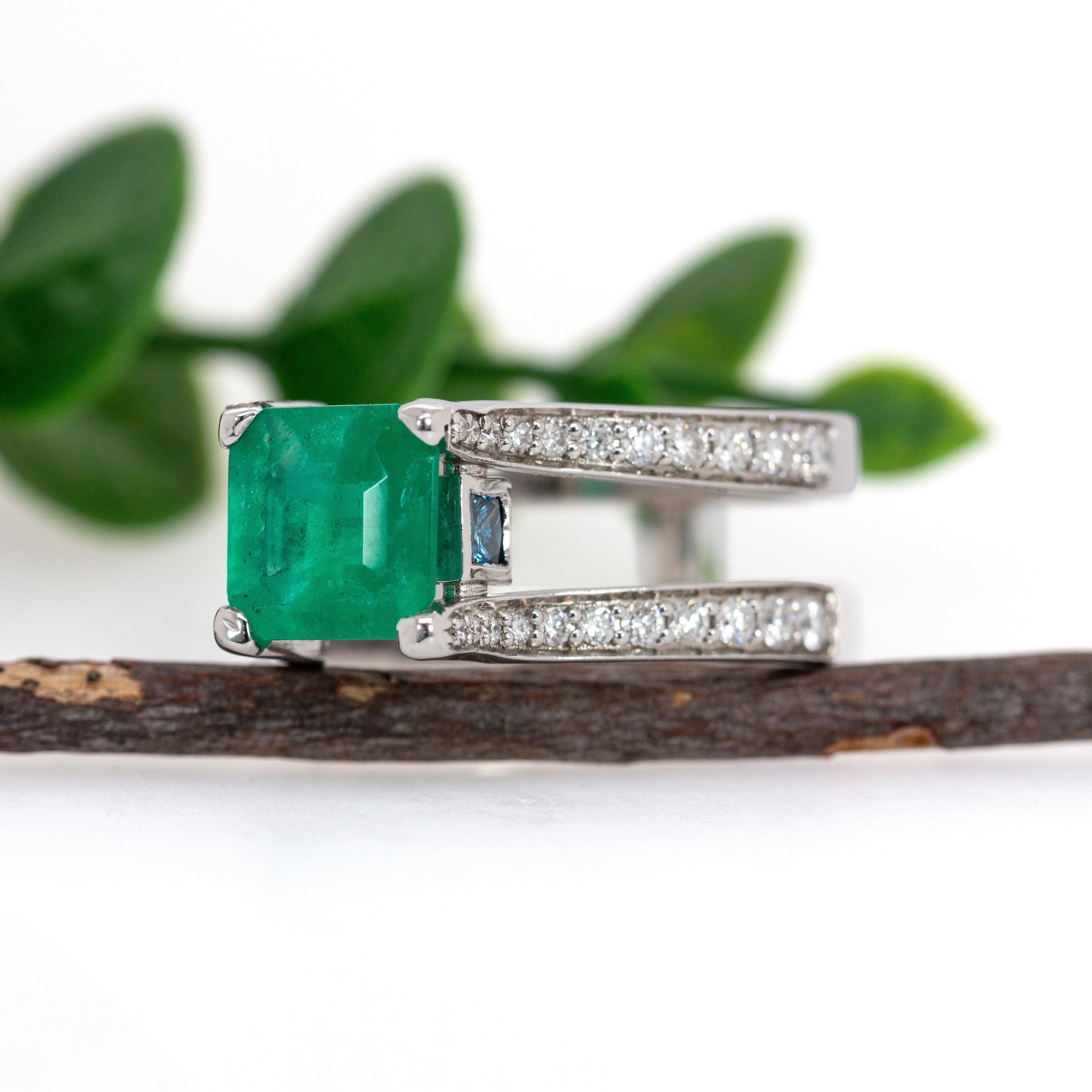 Anillo de Esmeralda Colombiana de 2,3cts con Diamantes Naturales y Diamantes Azules en Oro de 14K en Nuevo estado para la venta en Columbus, OH