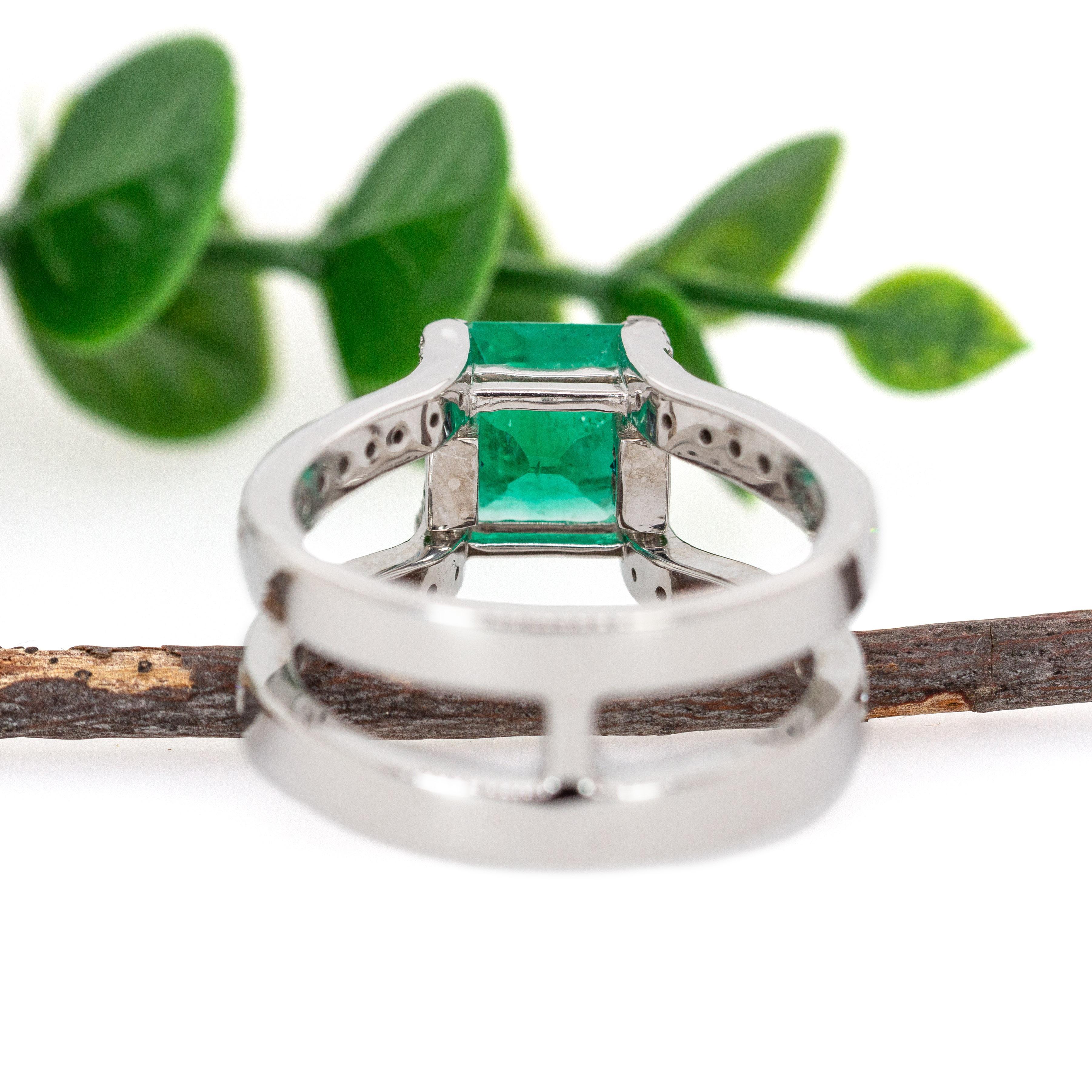 Anillo de Esmeralda Colombiana de 2,3cts con Diamantes Naturales y Diamantes Azules en Oro de 14K en venta 1