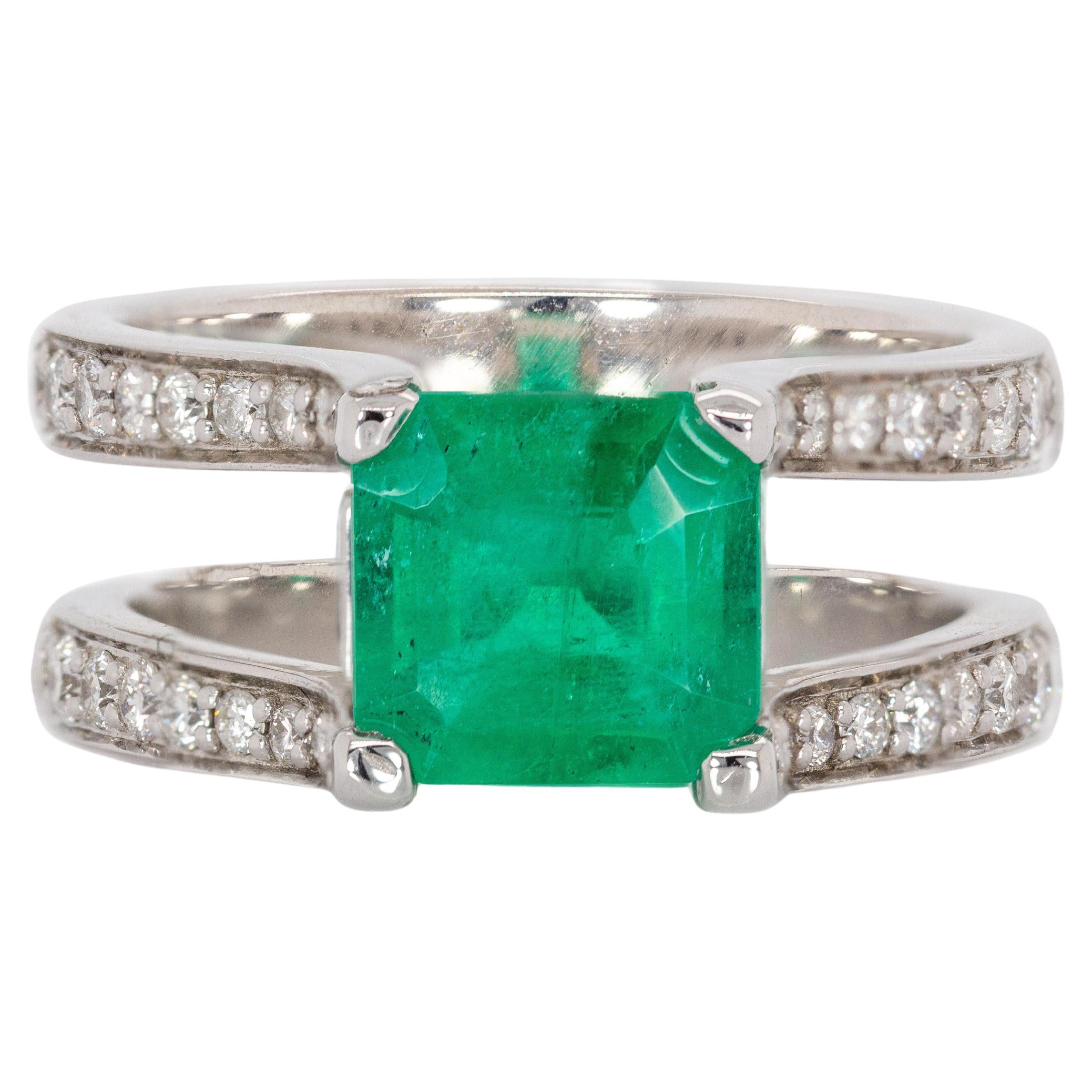 Anillo de Esmeralda Colombiana de 2,3cts con Diamantes Naturales y Diamantes Azules en Oro de 14K