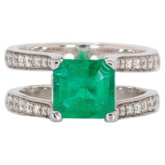 Anillo de Esmeralda Colombiana de 2,3cts con Diamantes Naturales y Diamantes Azules en Oro de 14K