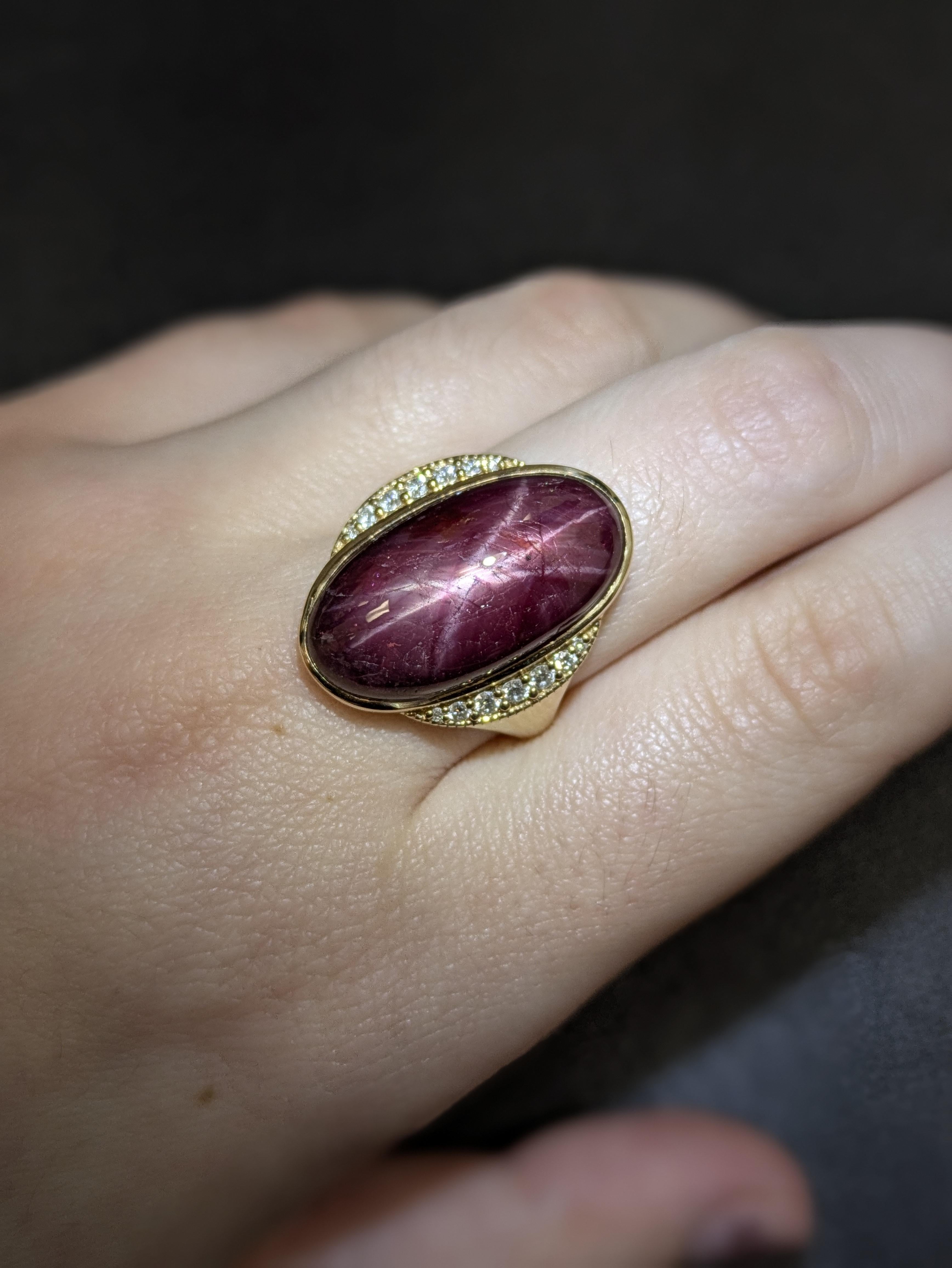 Abbaglia in ogni occasione con questo splendido anello da cocktail con un rubino a stella del Madagascar da 22,87 carati incastonato. Il rubino incandescente mostra un asterismo naturale, impreziosito da scintillanti diamanti estratti dalla terra e