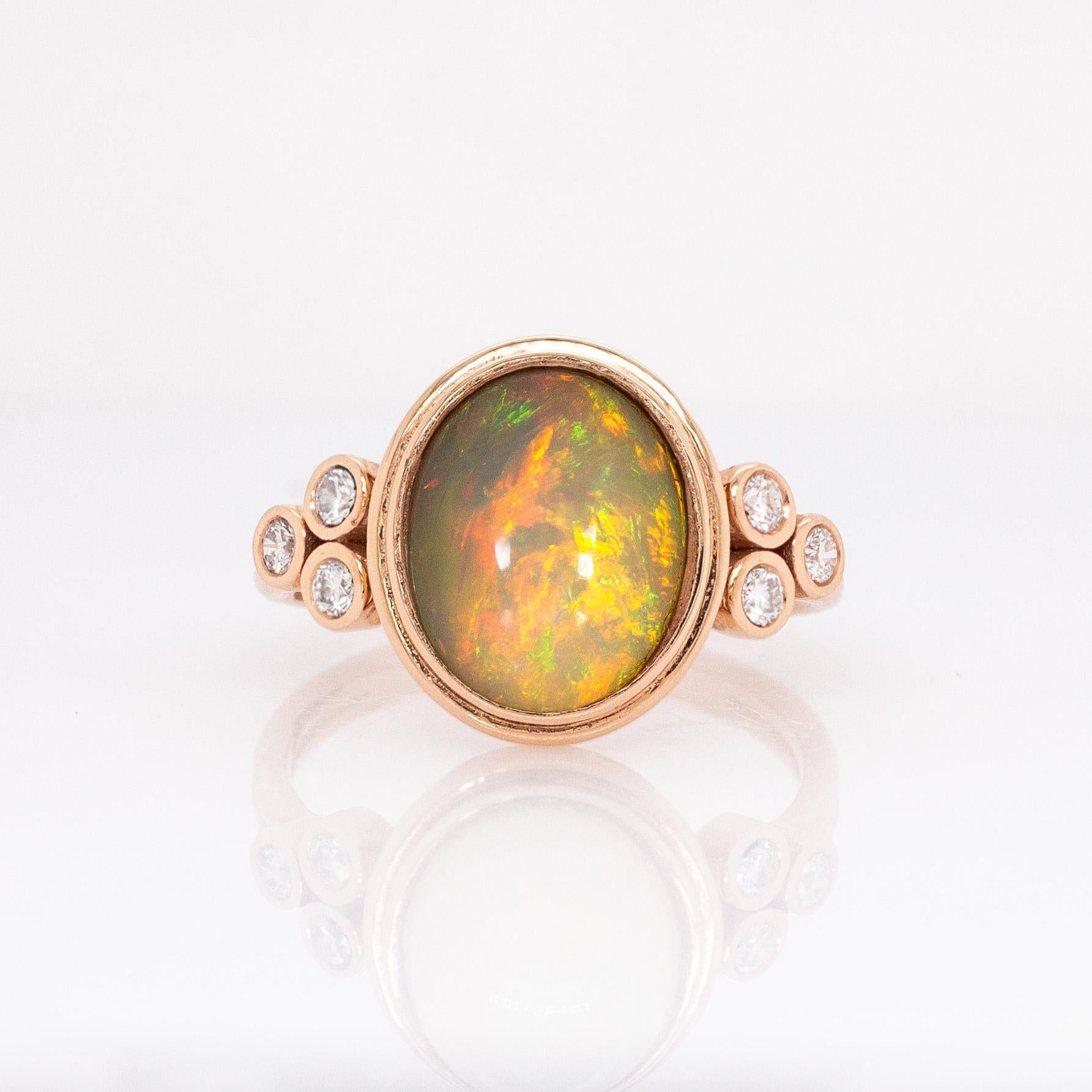 Contemporaneo Anello Opale 2,3cts con accenti di diamanti Nature: Oro rosa massiccio 14k, ovale 11x9 mm in vendita