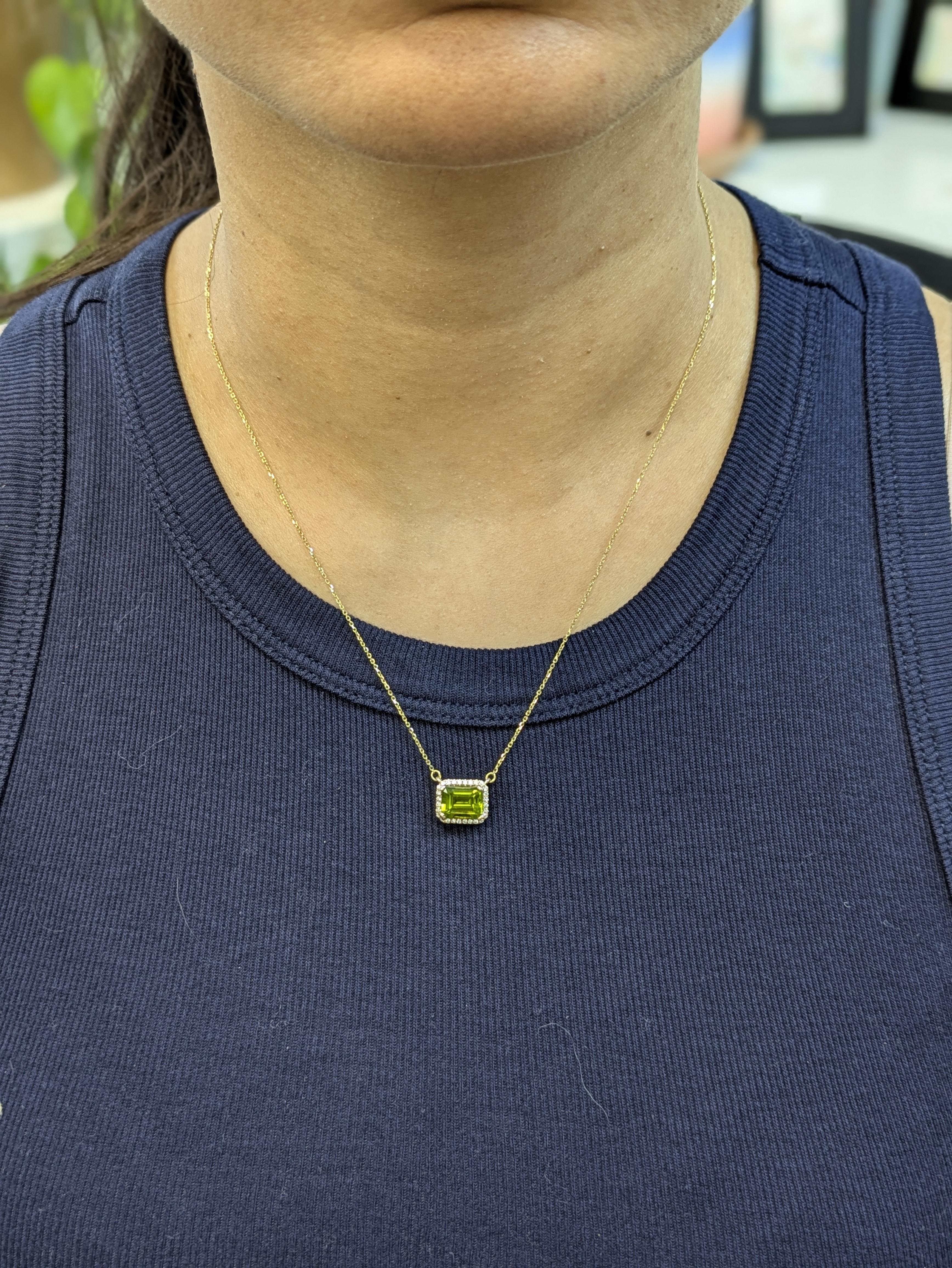 Ce collier vibrant est orné d'un péridot d'Arizona de 2,34ct, taillé en émeraude, mesurant 9 x 7 mm. Sertie en or 14k (2,37 g), la pierre précieuse d'un vert luxuriant est rehaussée de 28 diamants étincelants d'une valeur totale de 0,17cttw. Une