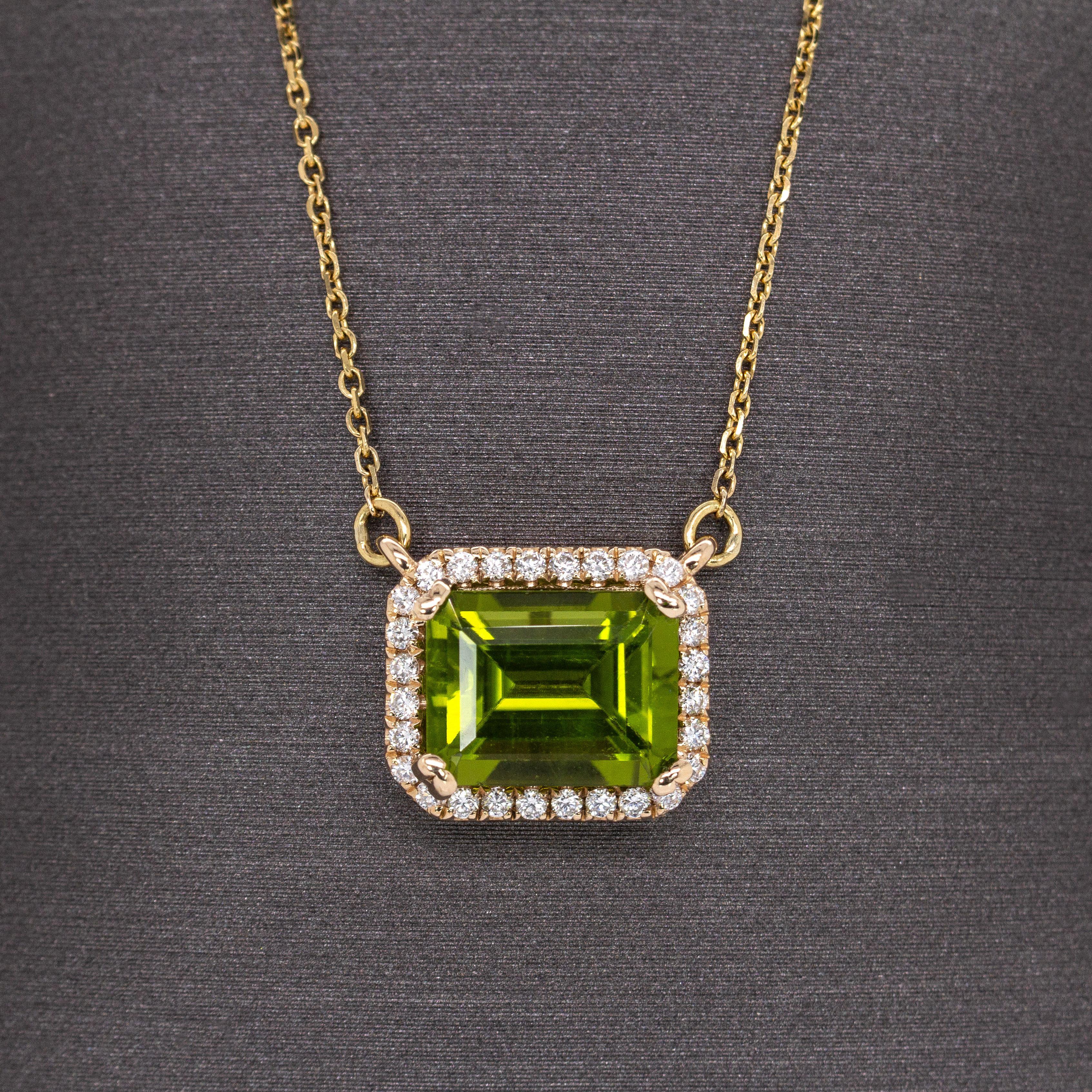 Taille émeraude Collier de péridot 2,3cts avec halo de diamant naturel : or massif 14K, chaîne attachée en vente