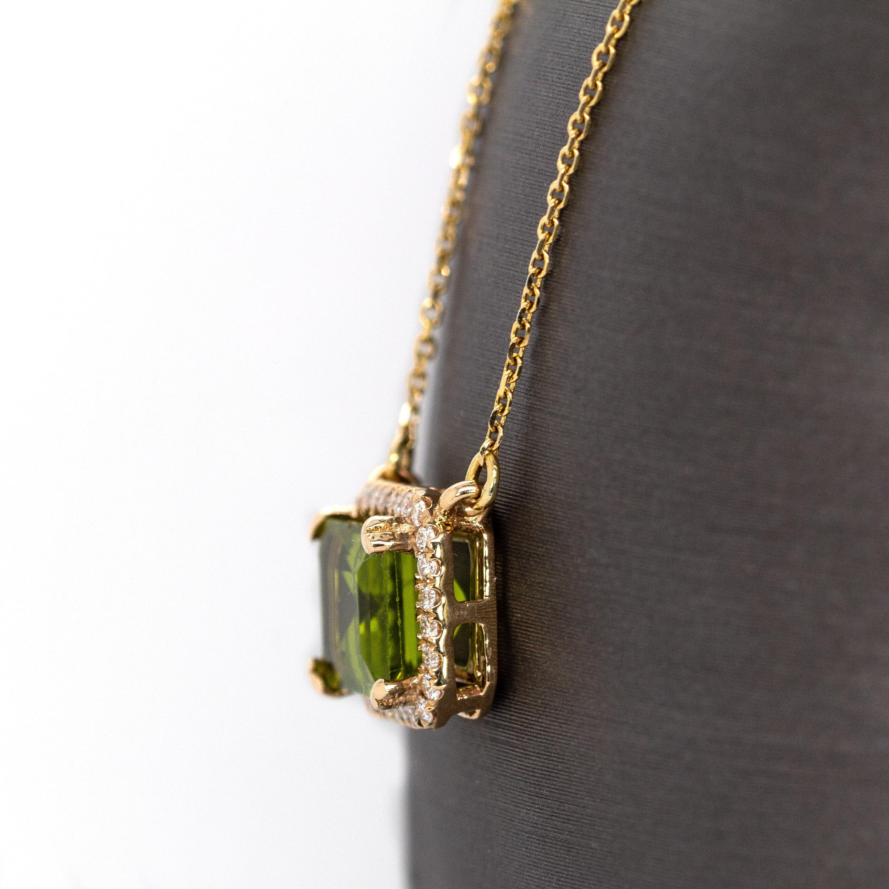Collier de péridot 2,3cts avec halo de diamant naturel : or massif 14K, chaîne attachée Neuf - En vente à Columbus, OH