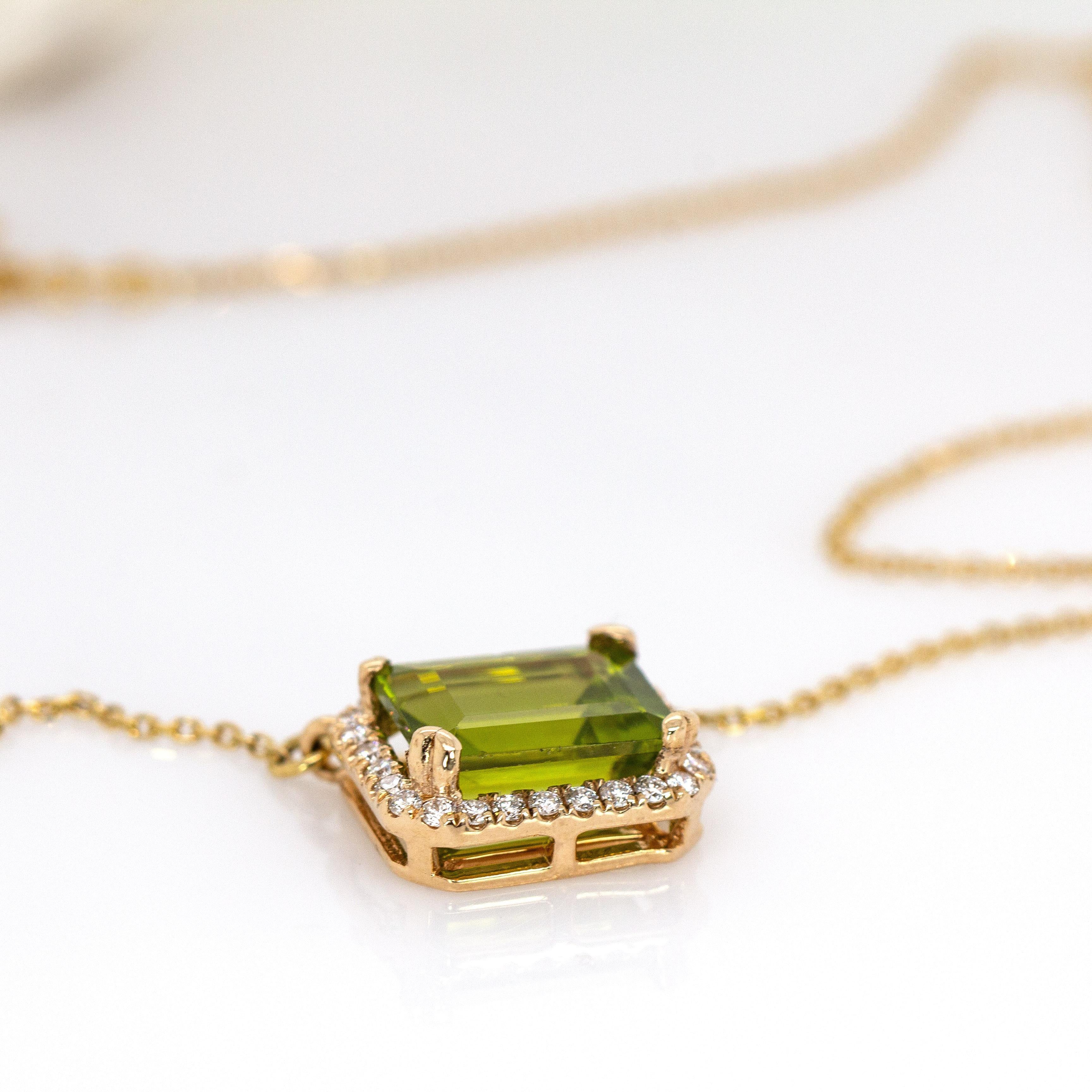 Collier de péridot 2,3cts avec halo de diamant naturel : or massif 14K, chaîne attachée Pour femmes en vente