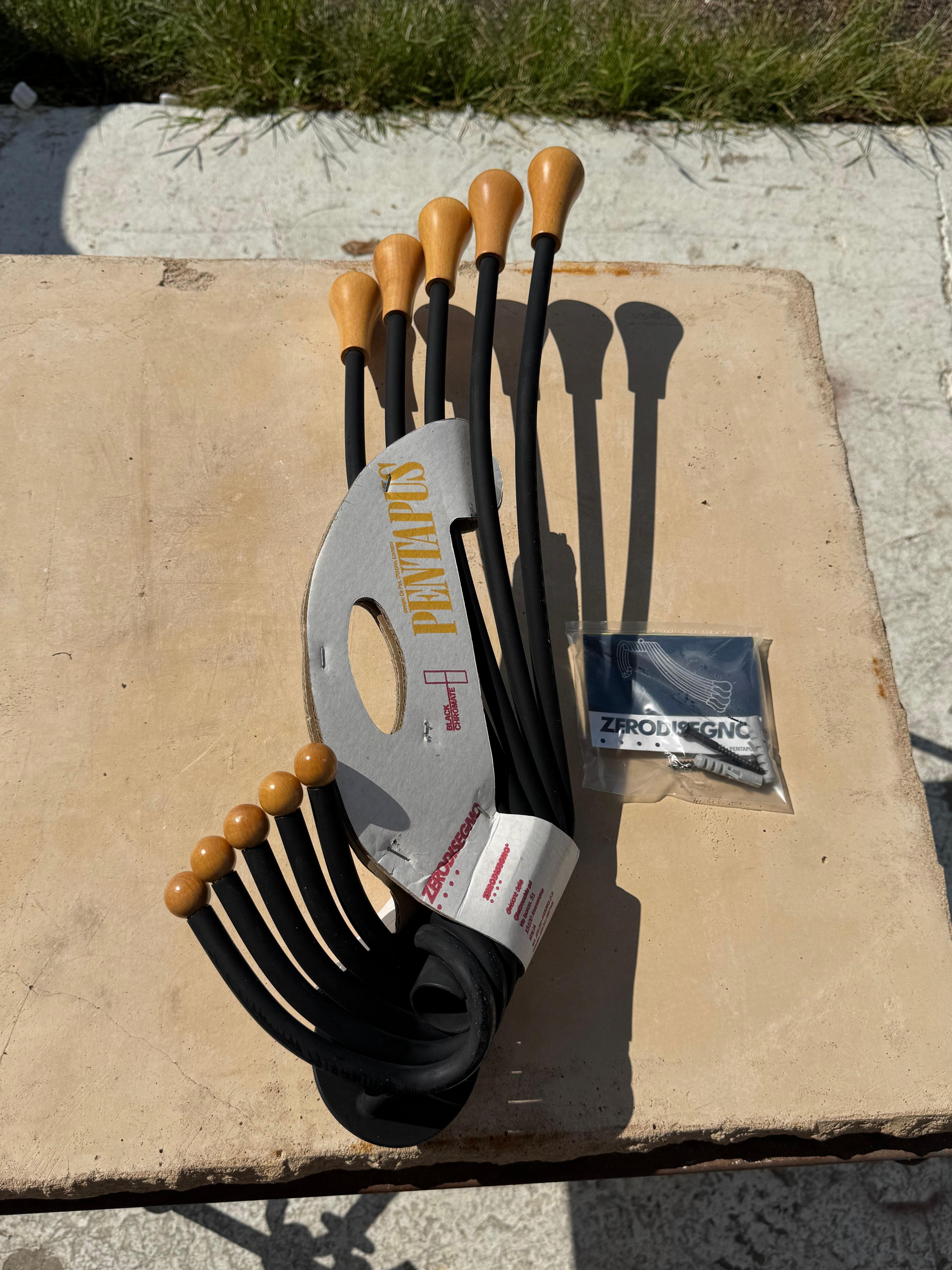 23″H Pas de Urbino Zerodisegno nero con appendiabiti girevole a parete con legno In condizioni buone in vendita a Pasadena, TX
