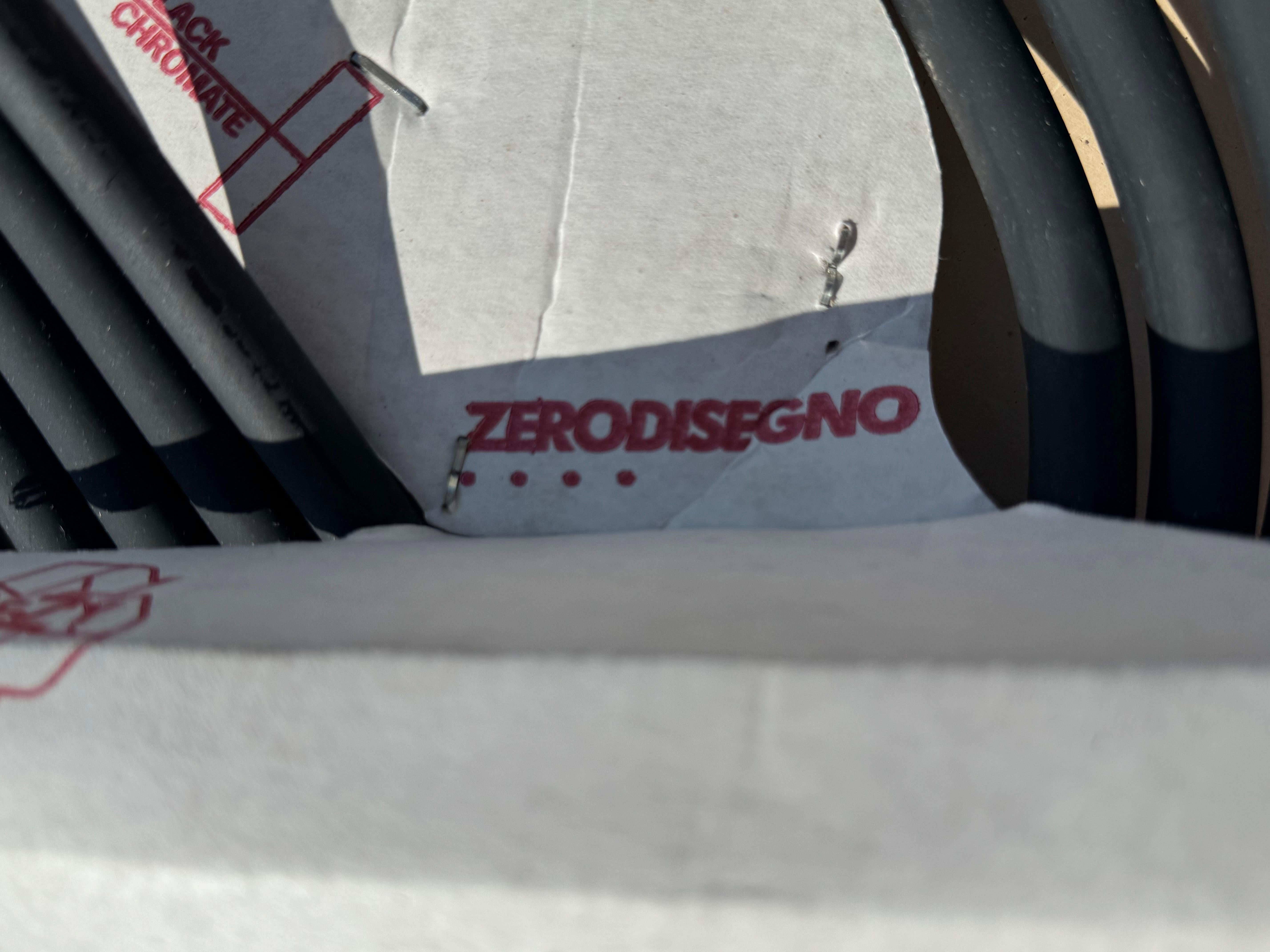 XXI secolo e contemporaneo 23″H Pas de Urbino Zerodisegno nero con appendiabiti girevole a parete con legno in vendita