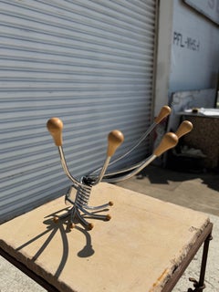 Perchero giratorio de pared Pas de Urbino Zerodisegno de 23″H con madera